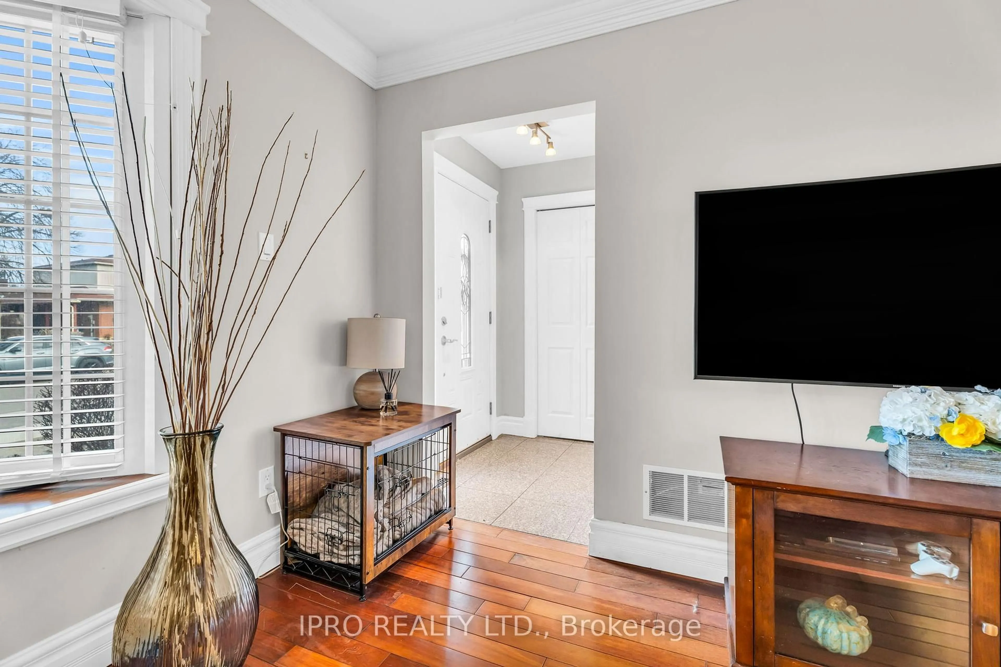 Indoor entryway for 117 Alicewood Crt, Toronto Ontario M9V 3Y1