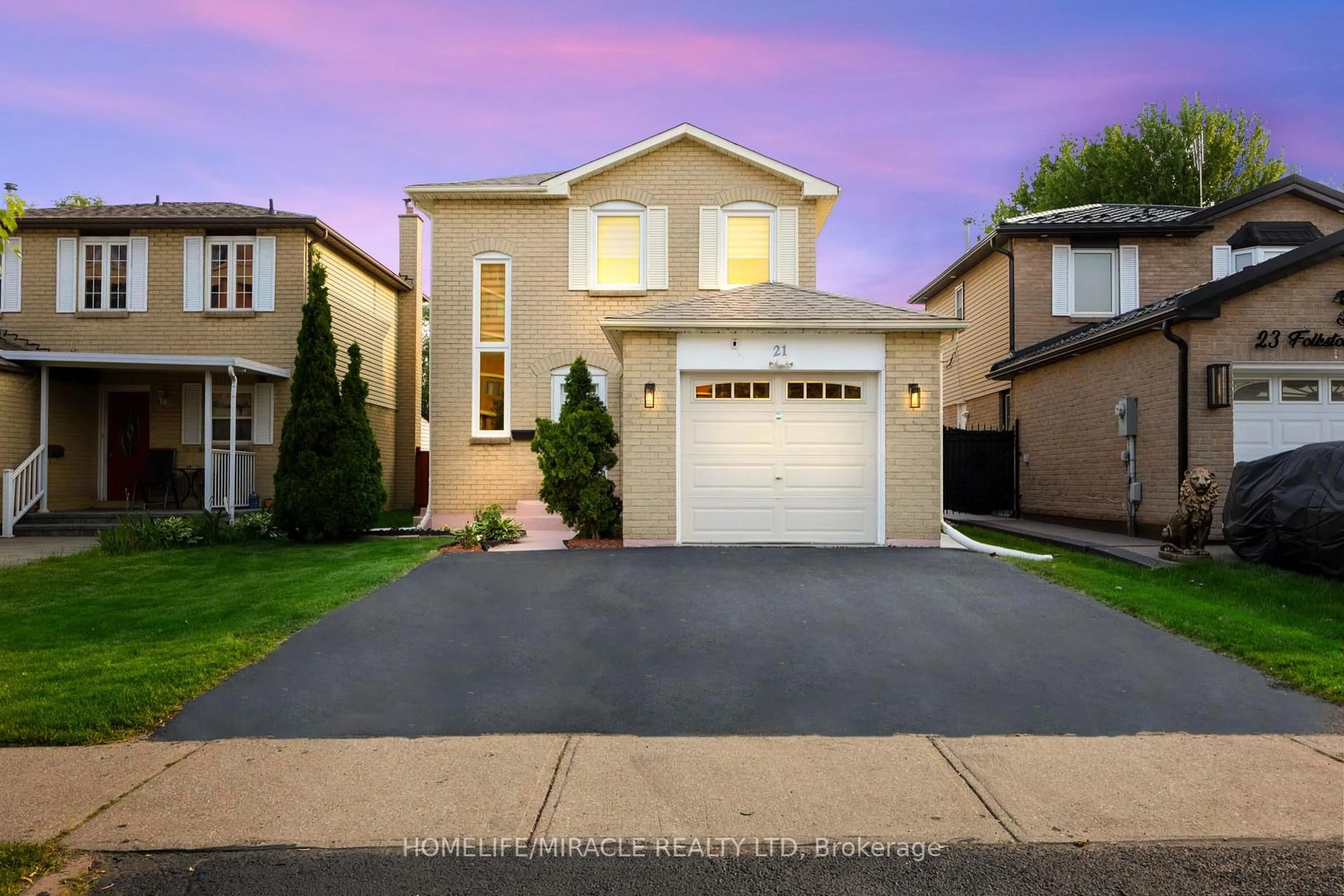 Home with vinyl exterior material, street for 21 Folkstone Cres, Brampton Ontario L6T 3M4