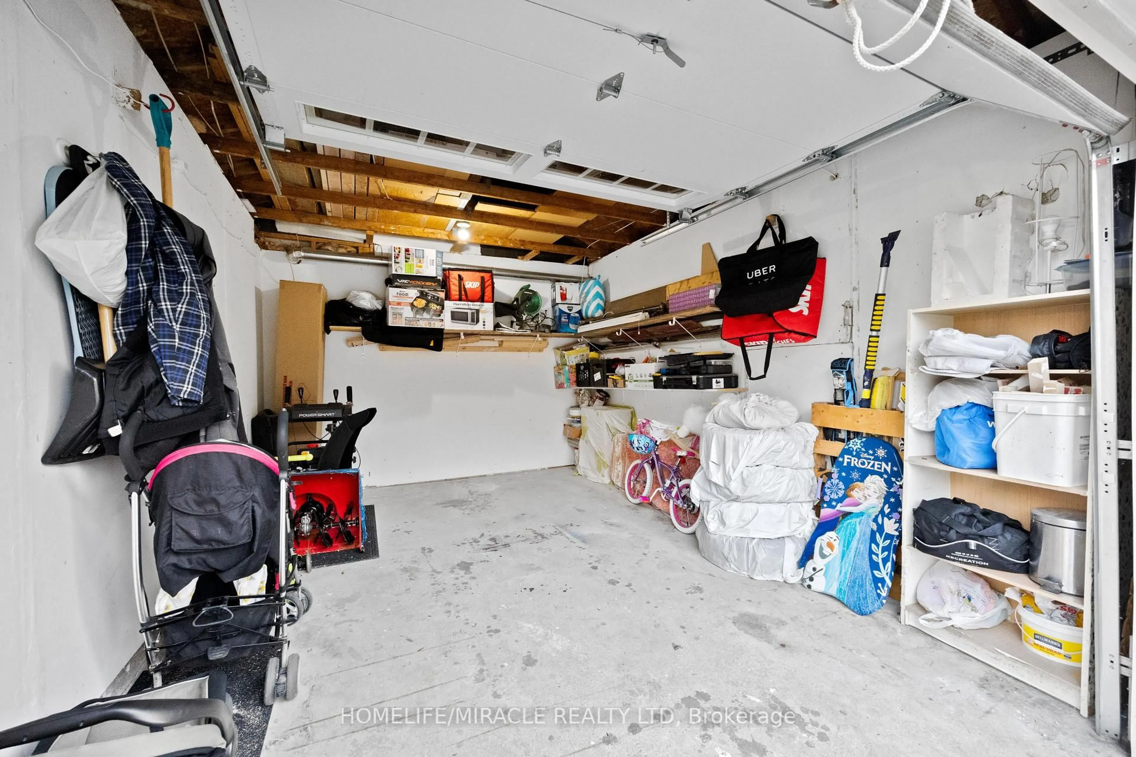 Indoor garage for 21 Folkstone Cres, Brampton Ontario L6T 3M4