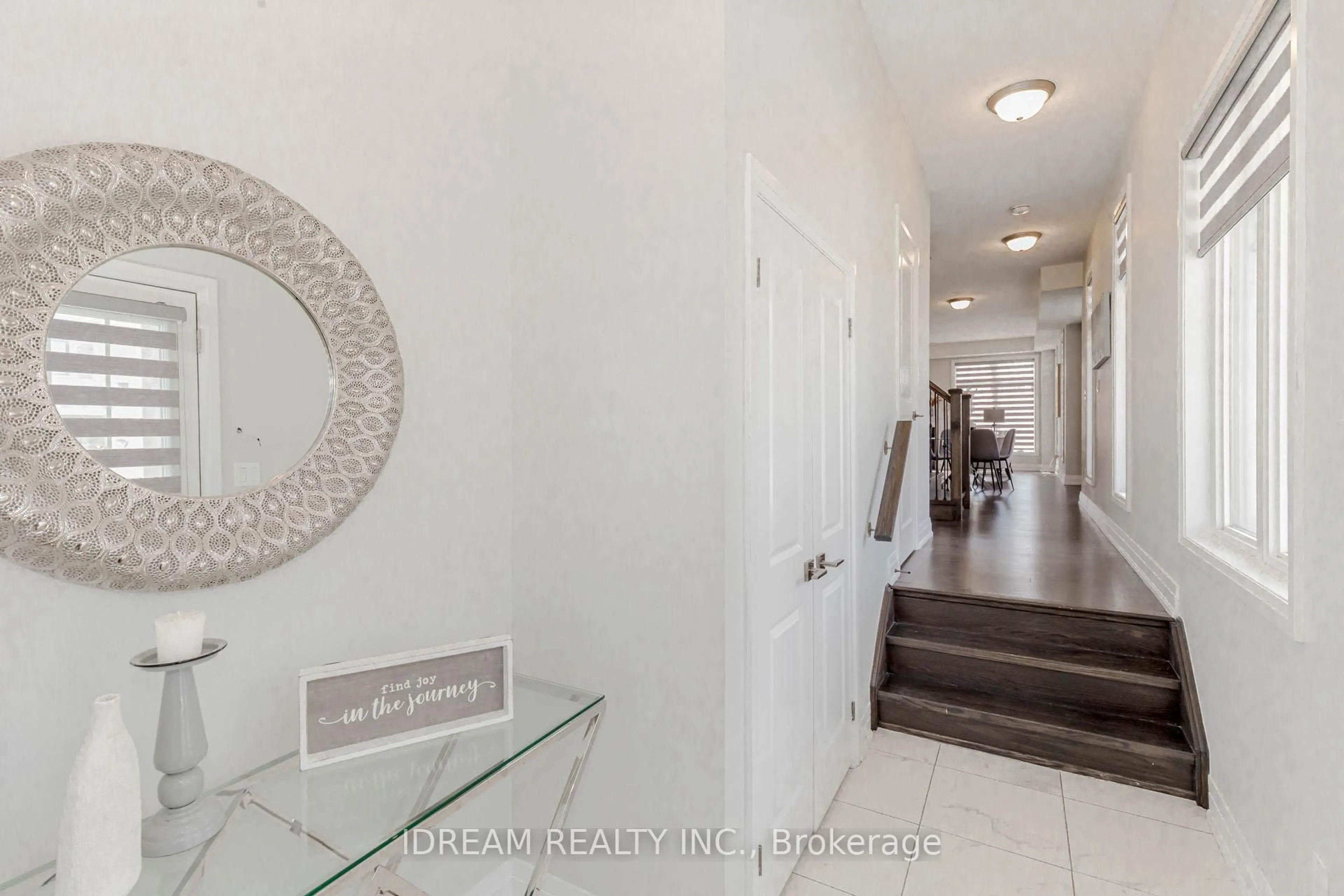 Indoor entryway for 73 Brushwood Dr, Brampton Ontario L6Y 6J4