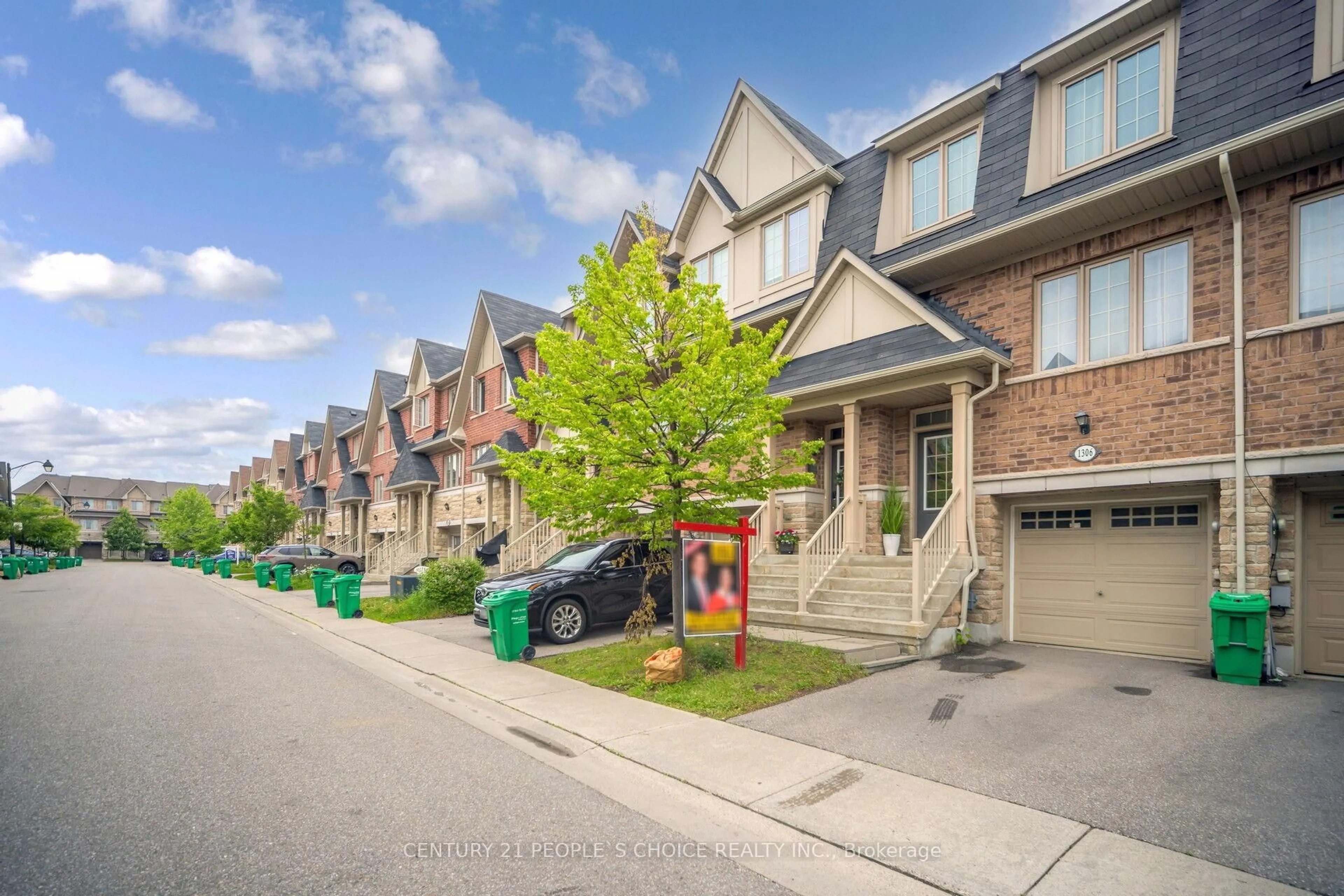 A pic from outside/outdoor area/front of a property/back of a property/a pic from drone, street for 1306 Granrock Cres, Mississauga Ontario L5V 0E1