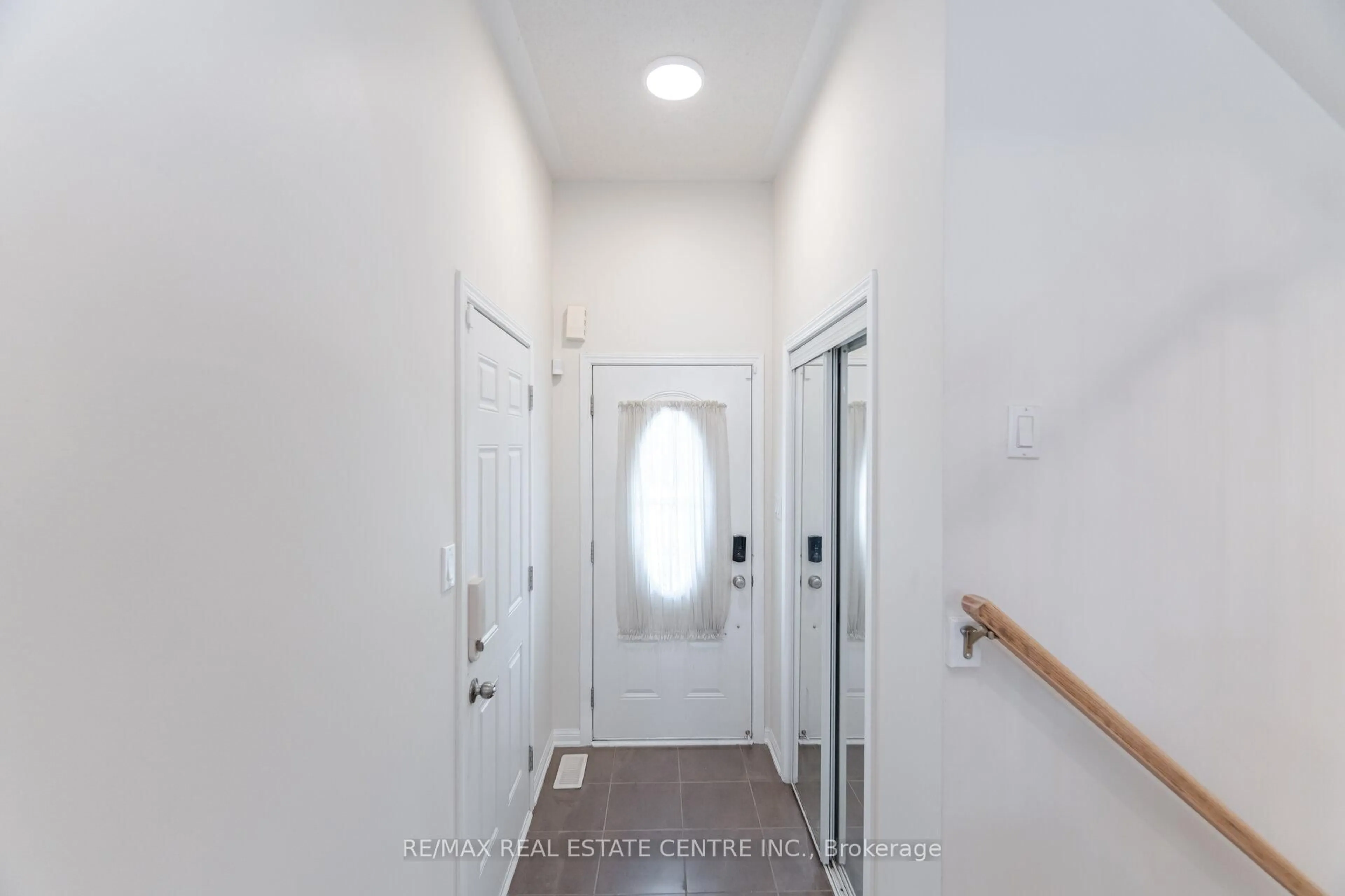 Indoor entryway for 186 Gleave Terr, Milton Ontario L9T 8N5