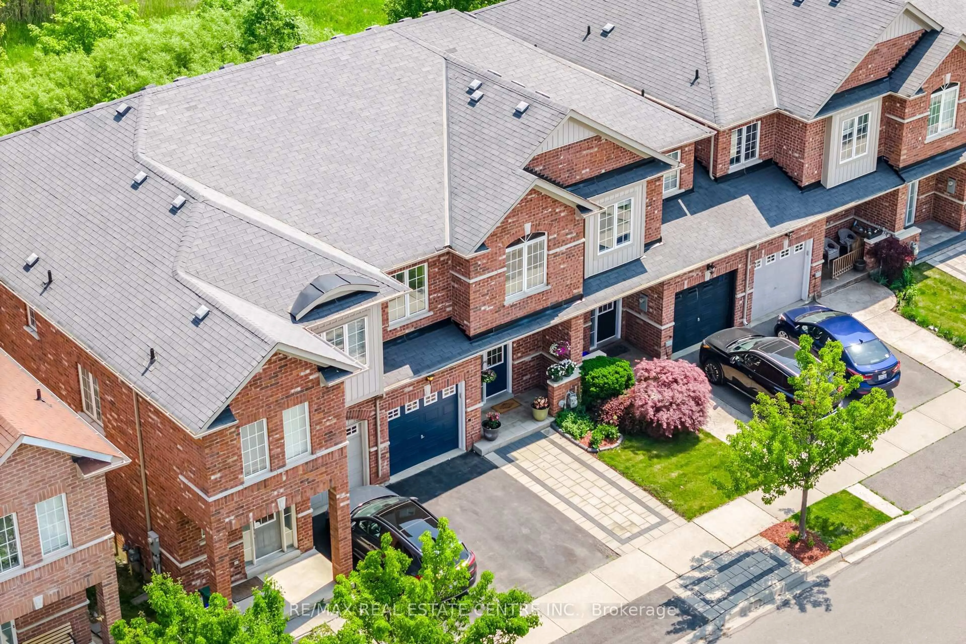 A pic from outside/outdoor area/front of a property/back of a property/a pic from drone, street for 335 Hobbs Cres, Milton Ontario L9T 0J3