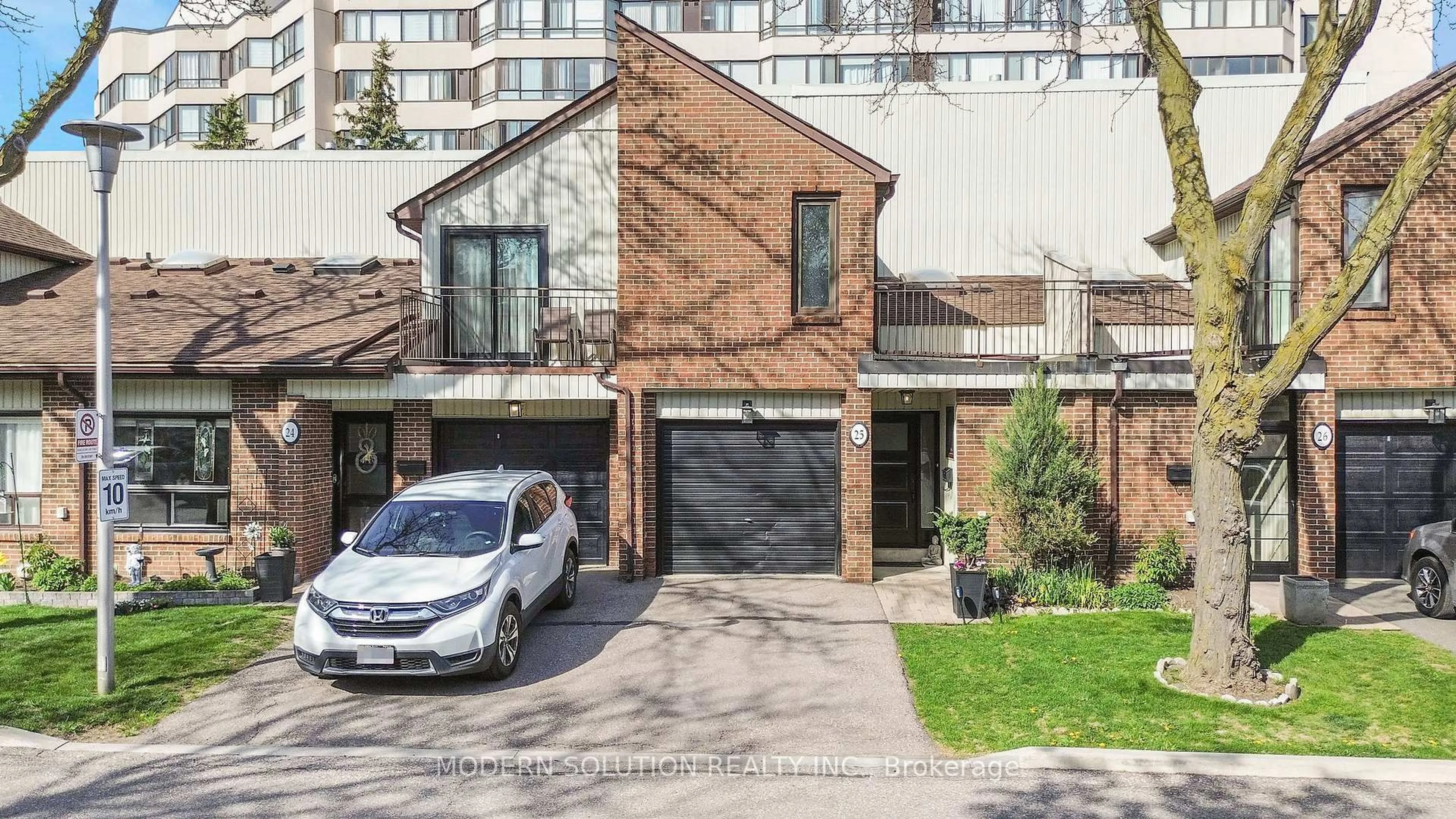 Home with brick exterior material, street for 1021 Cedarglen Gate #25, Mississauga Ontario L5C 3A7