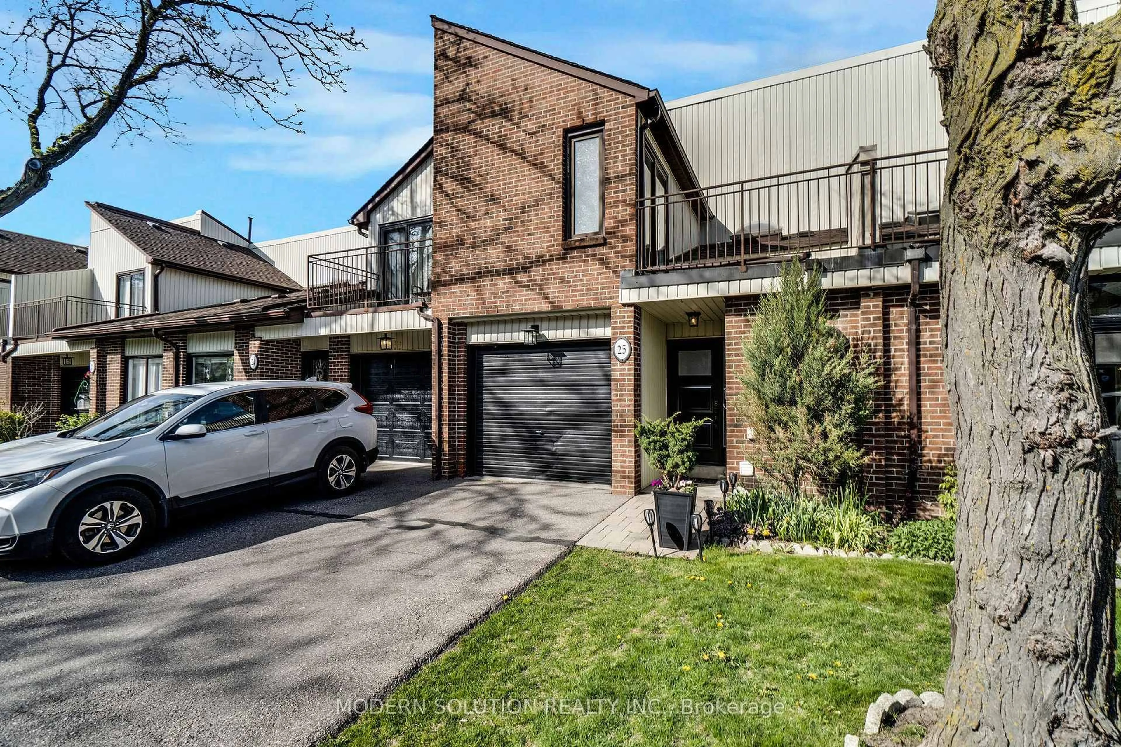 Home with brick exterior material, street for 1021 Cedarglen Gate #25, Mississauga Ontario L5C 3A7
