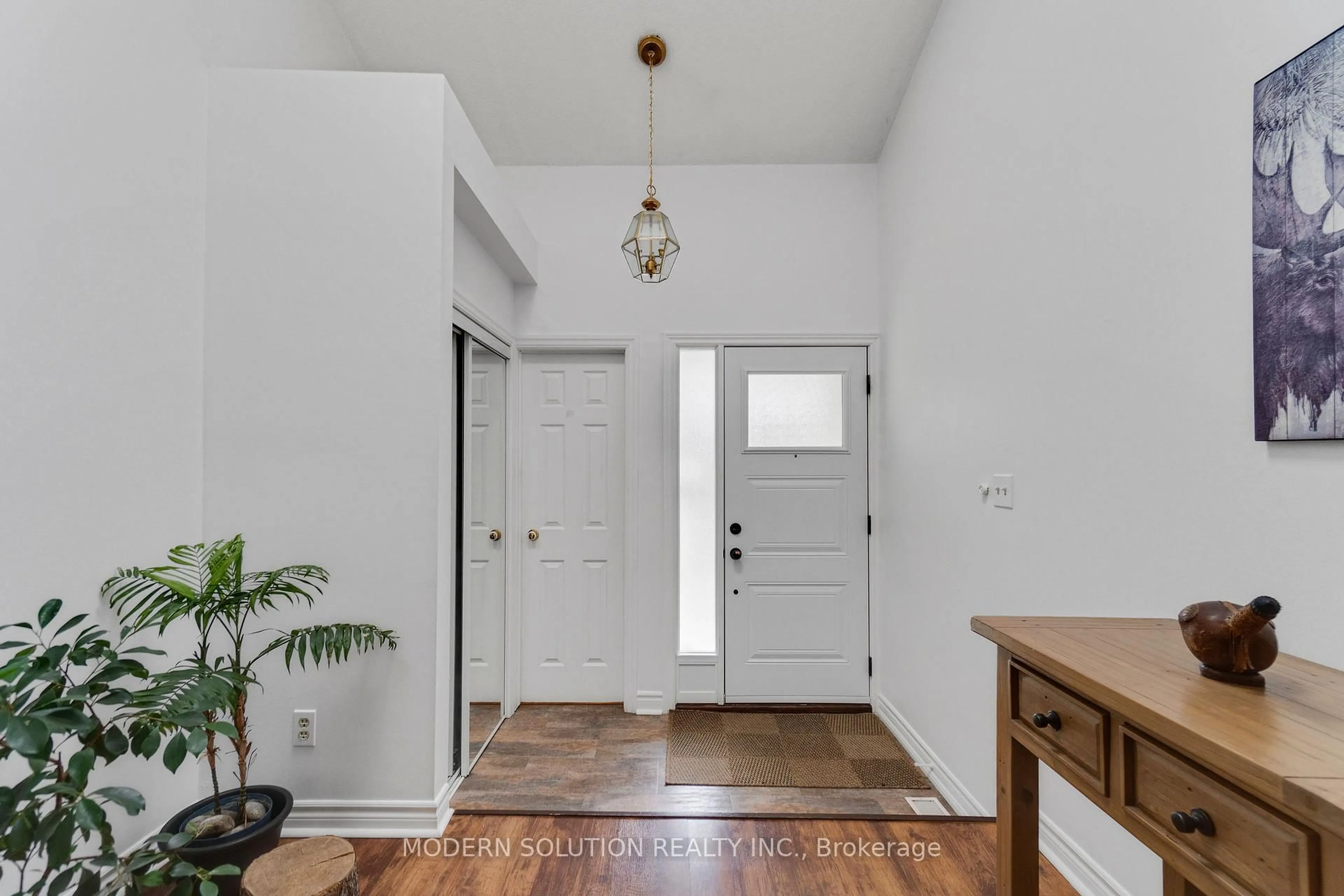 Indoor entryway for 1021 Cedarglen Gate #25, Mississauga Ontario L5C 3A7