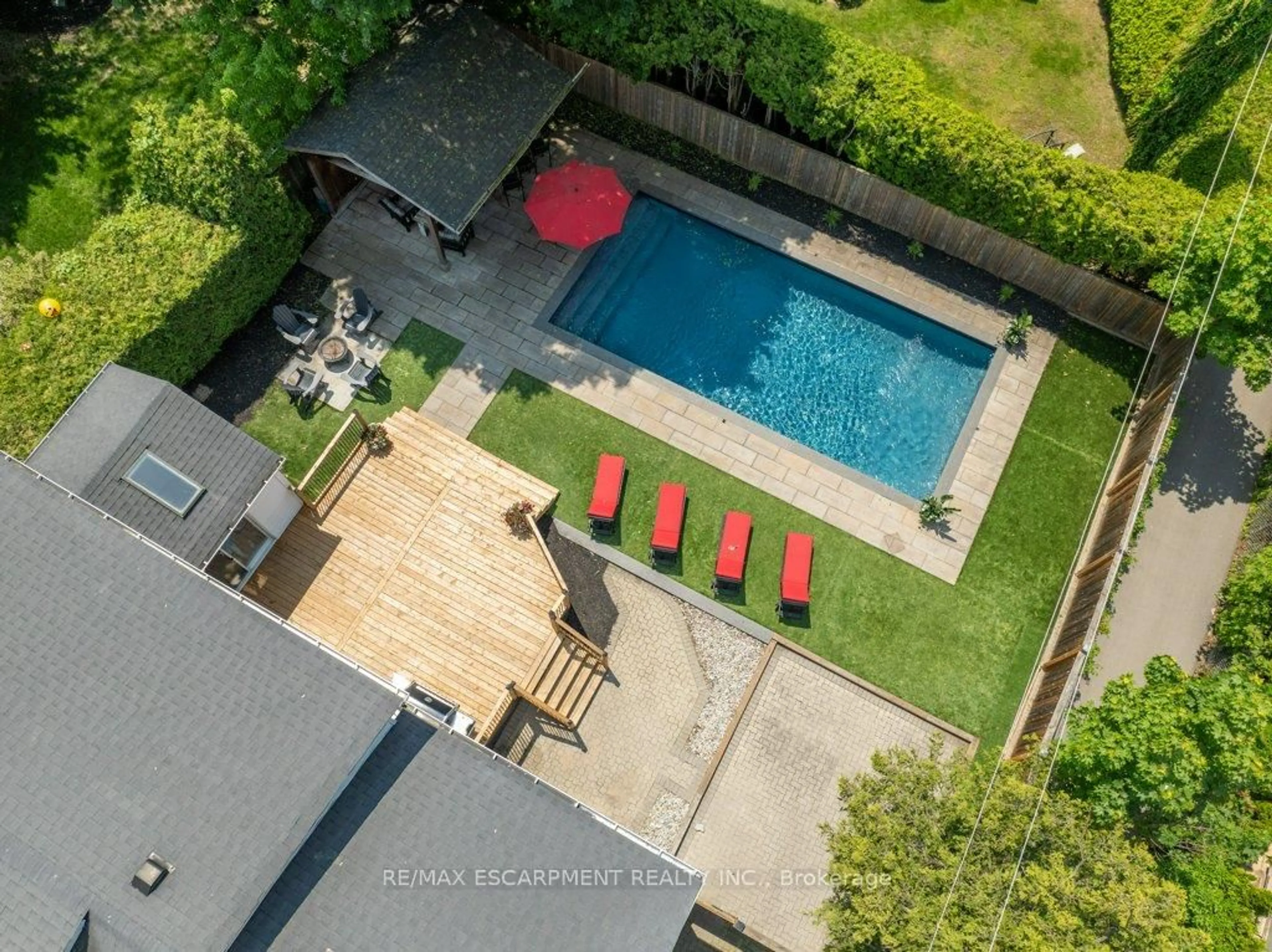 A pic from outside/outdoor area/front of a property/back of a property/a pic from drone, street for 282 PINE COVE Rd, Burlington Ontario L7N 1W2