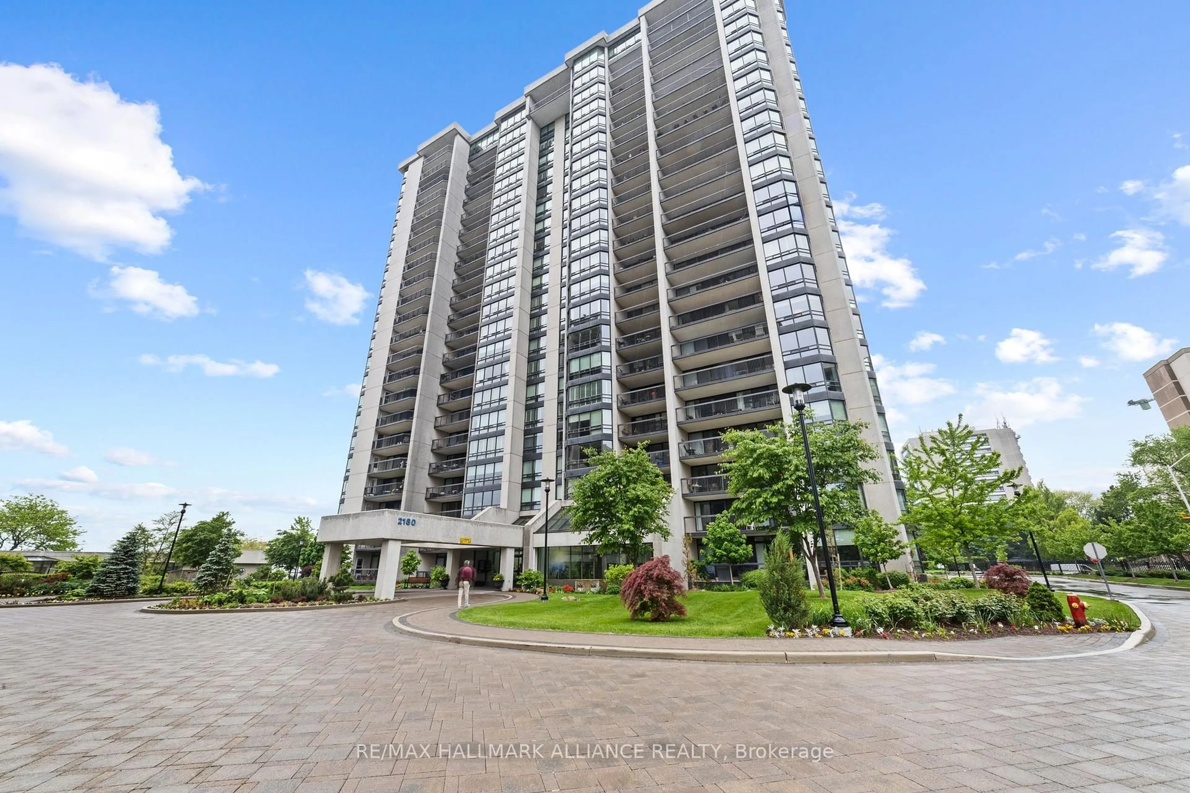 A pic from outside/outdoor area/front of a property/back of a property/a pic from drone, unknown for 2180 Marine Dr Dr #PH6, Oakville Ontario L6L 5V2