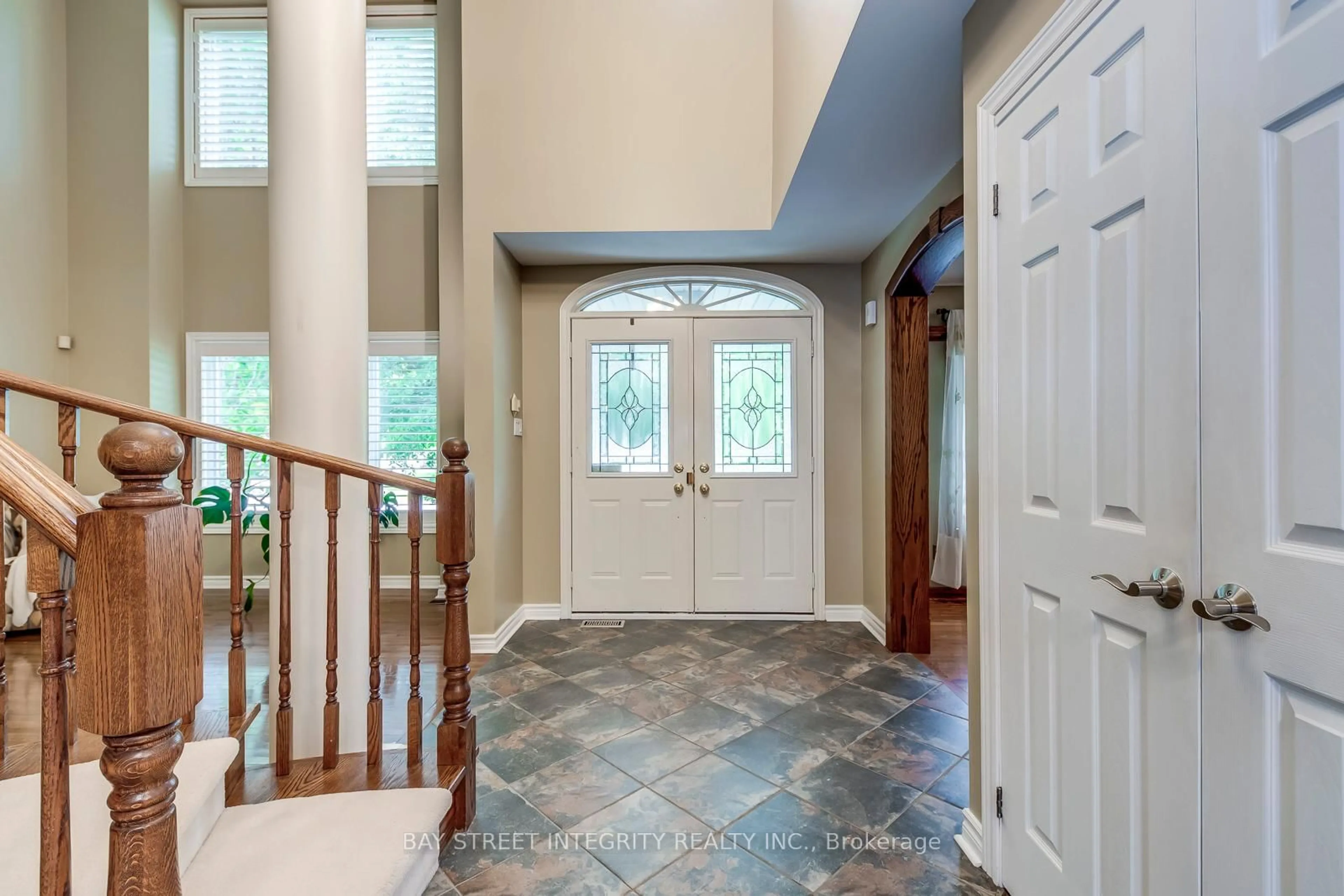 Indoor entryway for 1054 Summit Ridge Dr, Oakville Ontario L6M 3K9