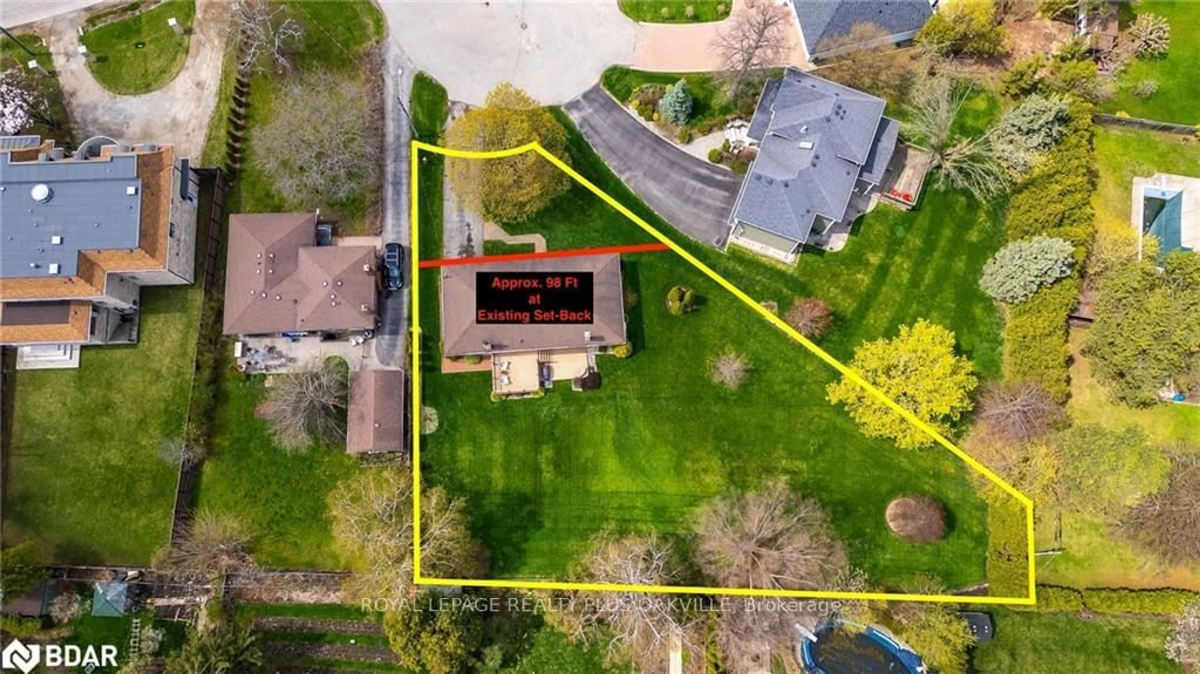 A pic from outside/outdoor area/front of a property/back of a property/a pic from drone, building for 2030 Vickery Dr, Oakville Ontario L6L 2J1