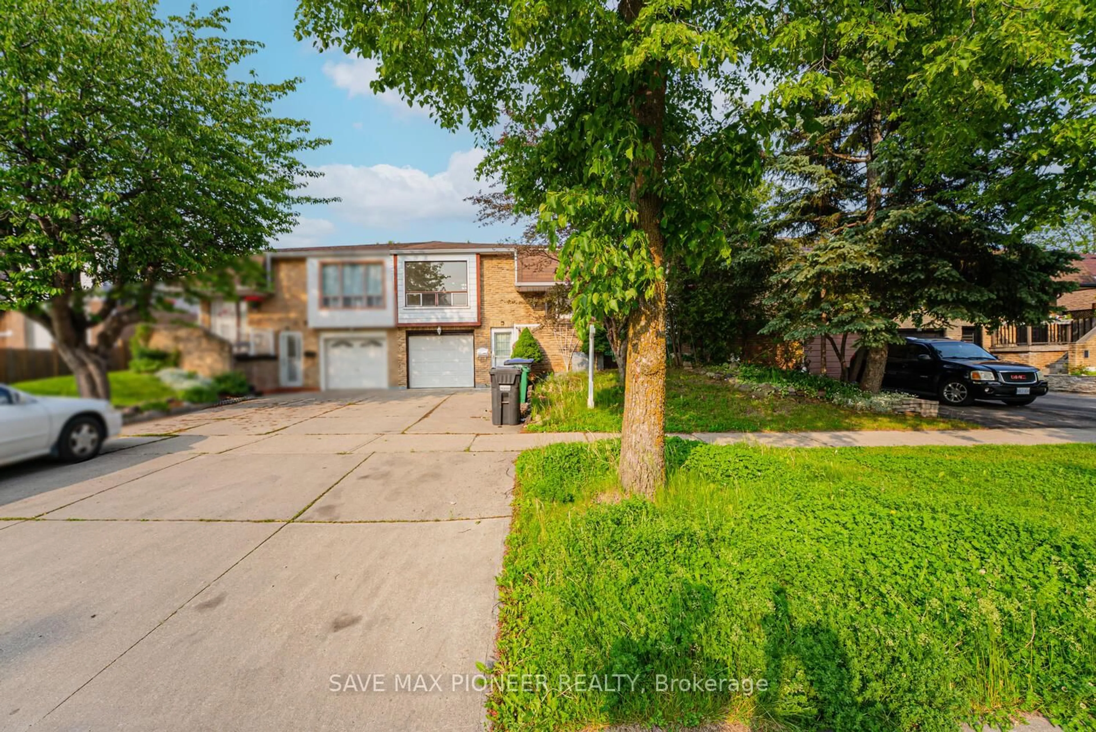 A pic from outside/outdoor area/front of a property/back of a property/a pic from drone, street for 122 Centre St, Brampton Ontario L6V 2Z3