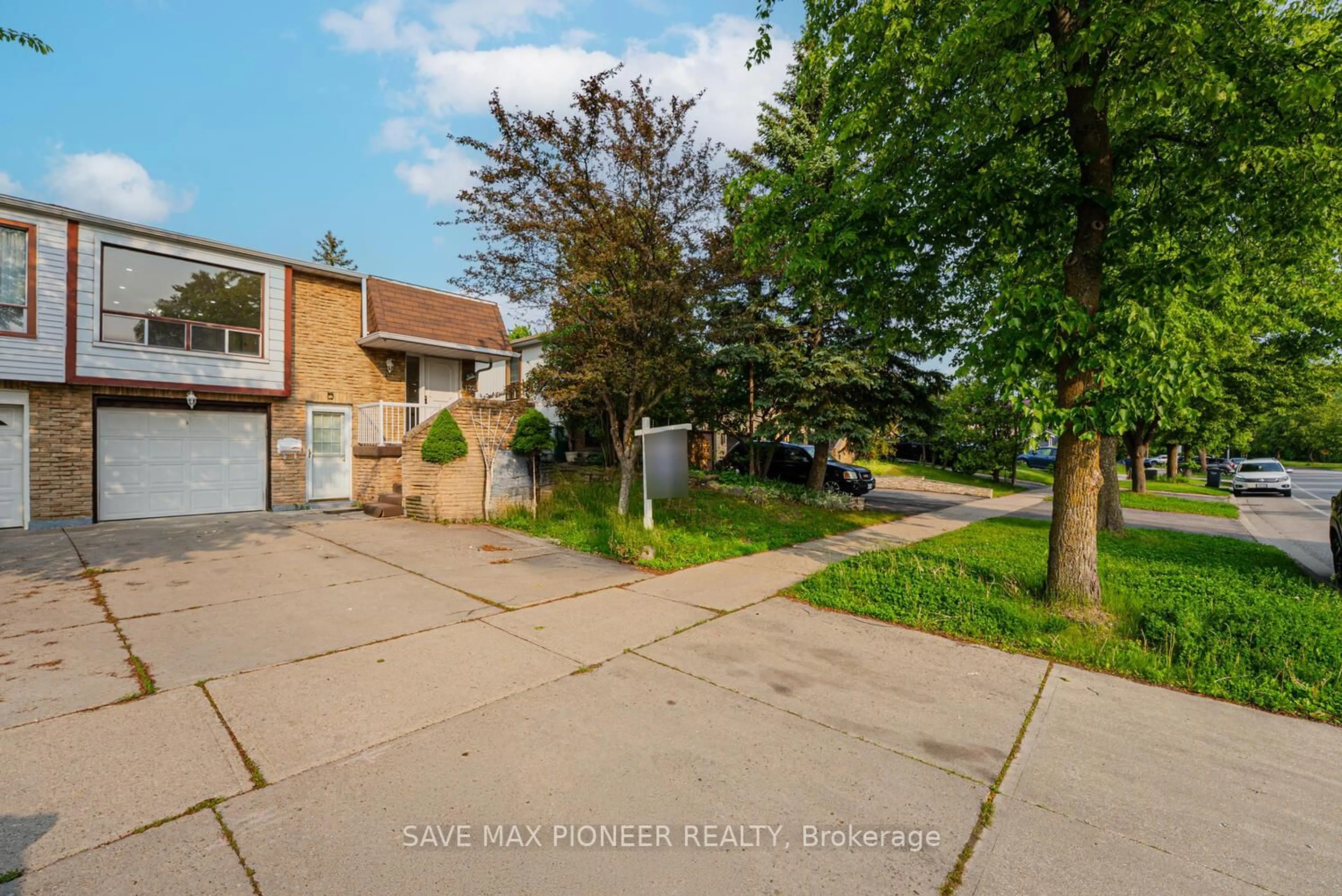 A pic from outside/outdoor area/front of a property/back of a property/a pic from drone, street for 122 Centre St, Brampton Ontario L6V 2Z3