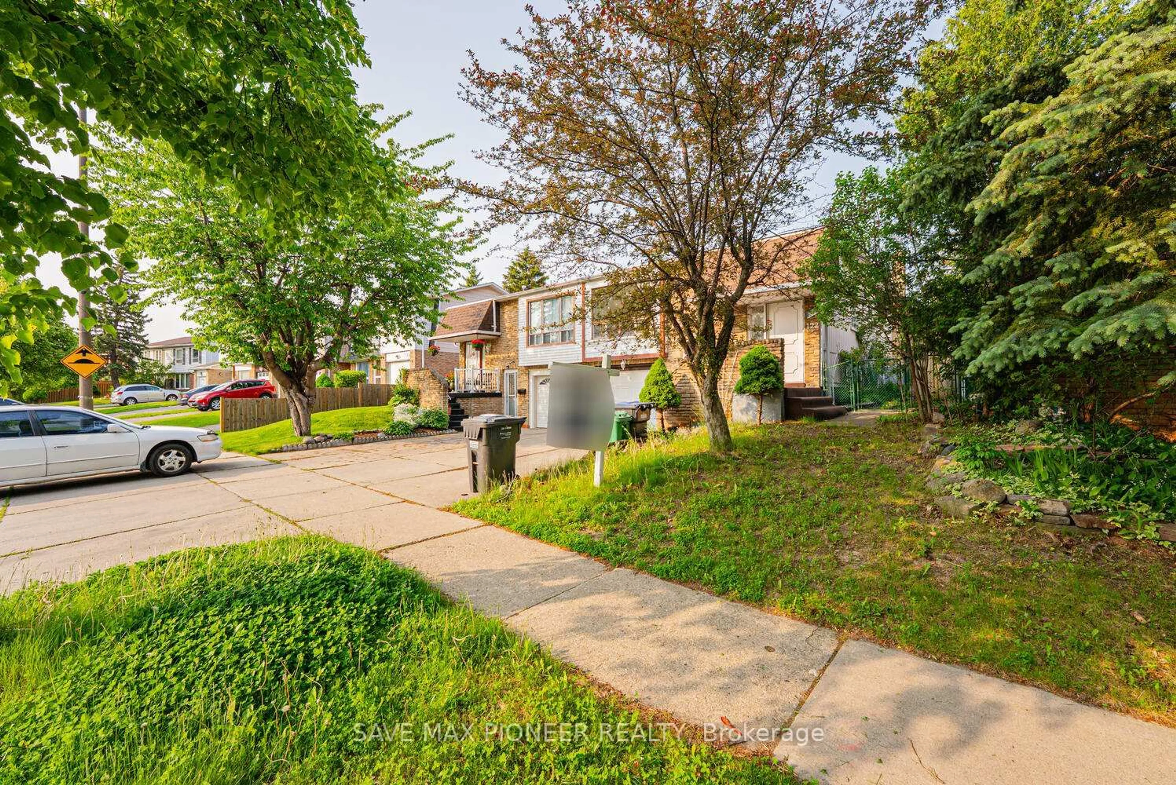 A pic from outside/outdoor area/front of a property/back of a property/a pic from drone, street for 122 Centre St, Brampton Ontario L6V 2Z3