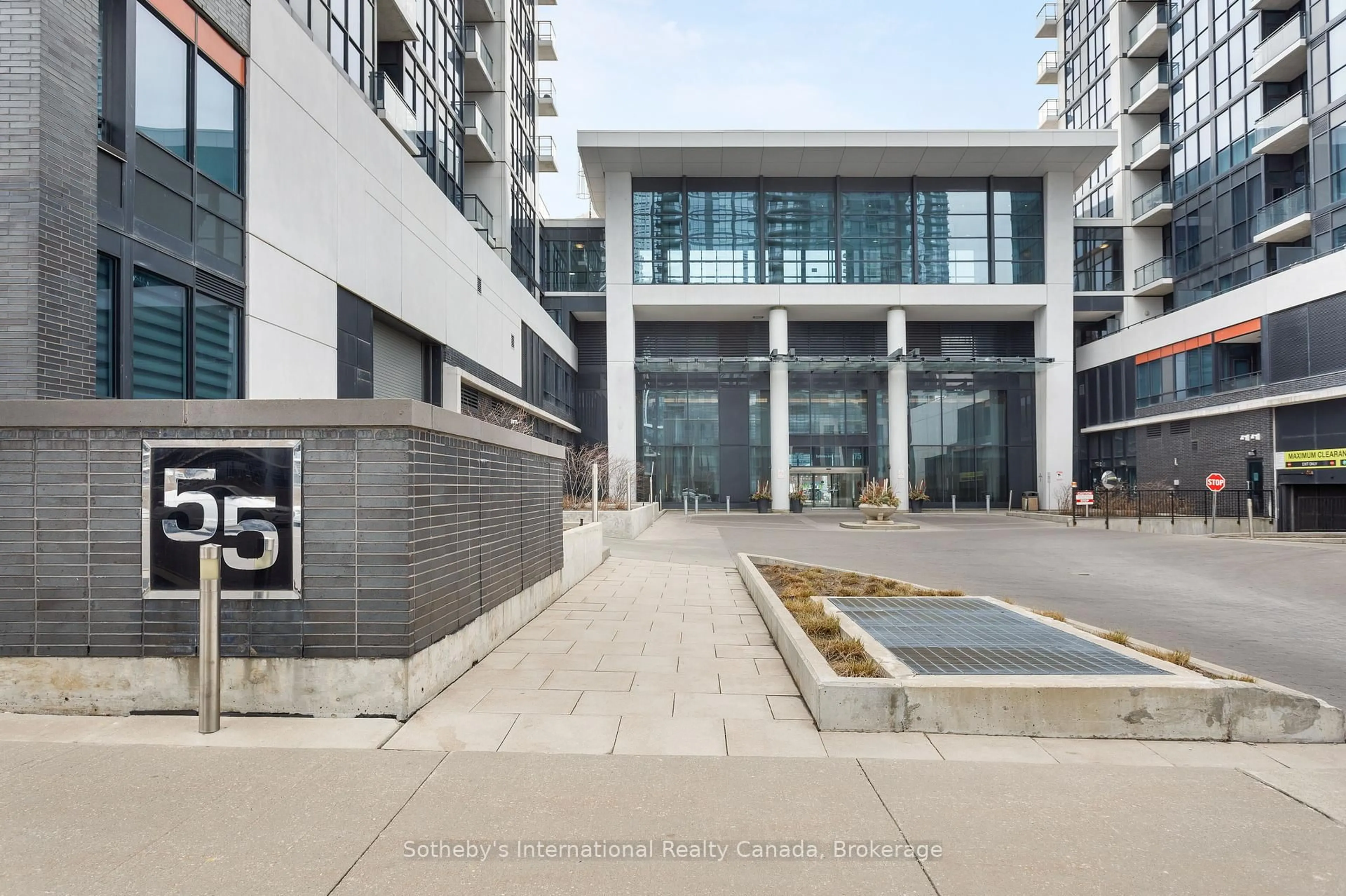Indoor foyer for 55 Eglinton Ave #1010, Mississauga Ontario L5R 0E4