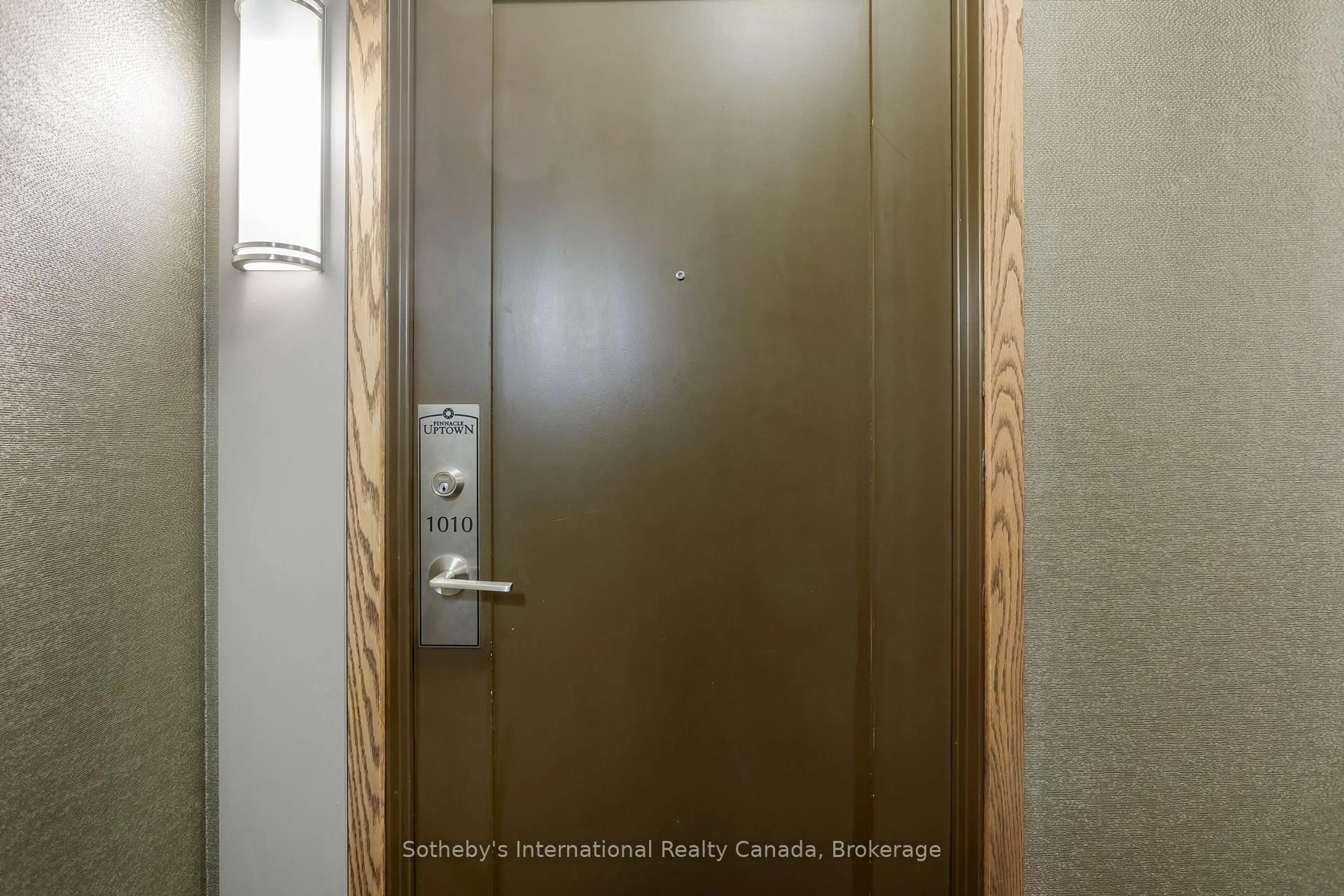 Indoor entryway for 55 Eglinton Ave #1010, Mississauga Ontario L5R 0E4
