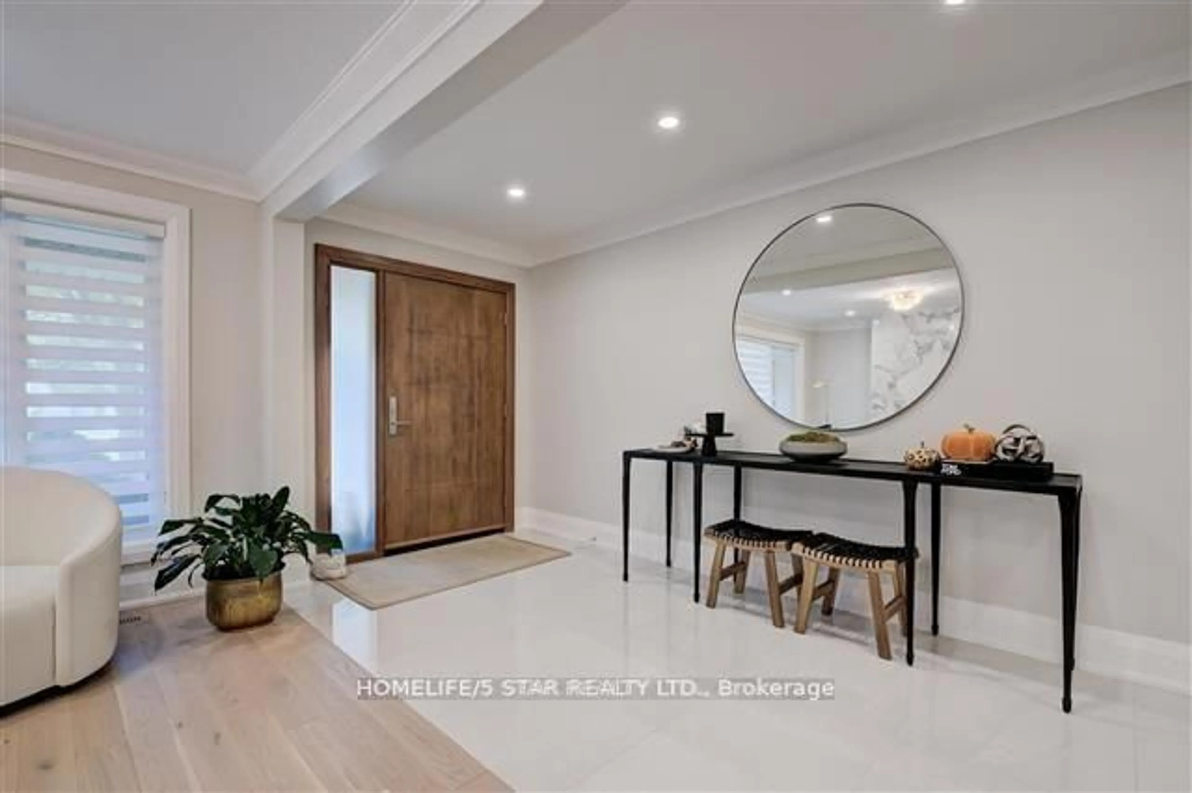 Indoor entryway for 7 KINGSBOROUGH Cres, Toronto Ontario M9R 2T8