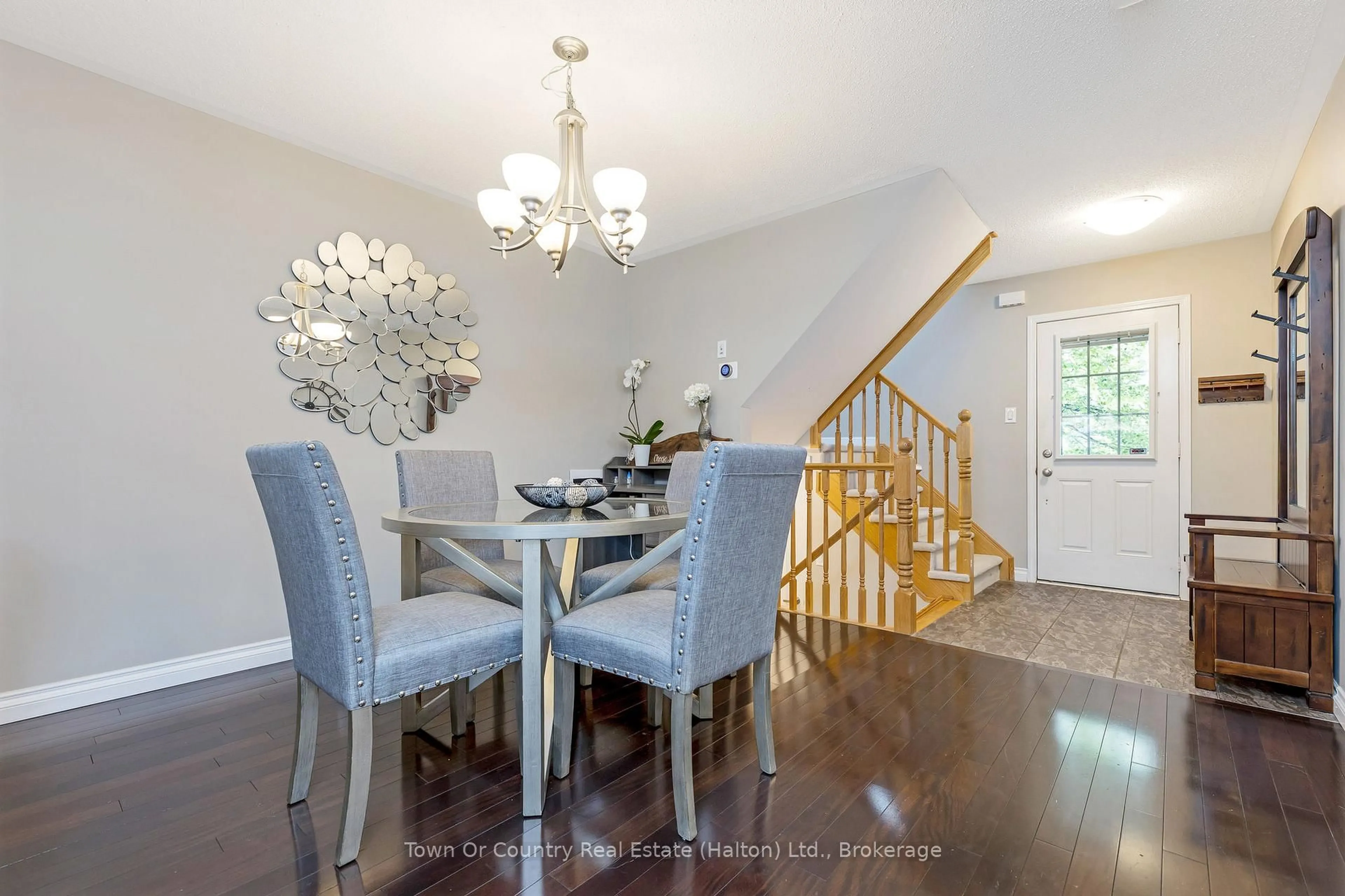 Dining room, wood/laminate floor for 920 Burrows Gate, Milton Ontario L9T 0K7
