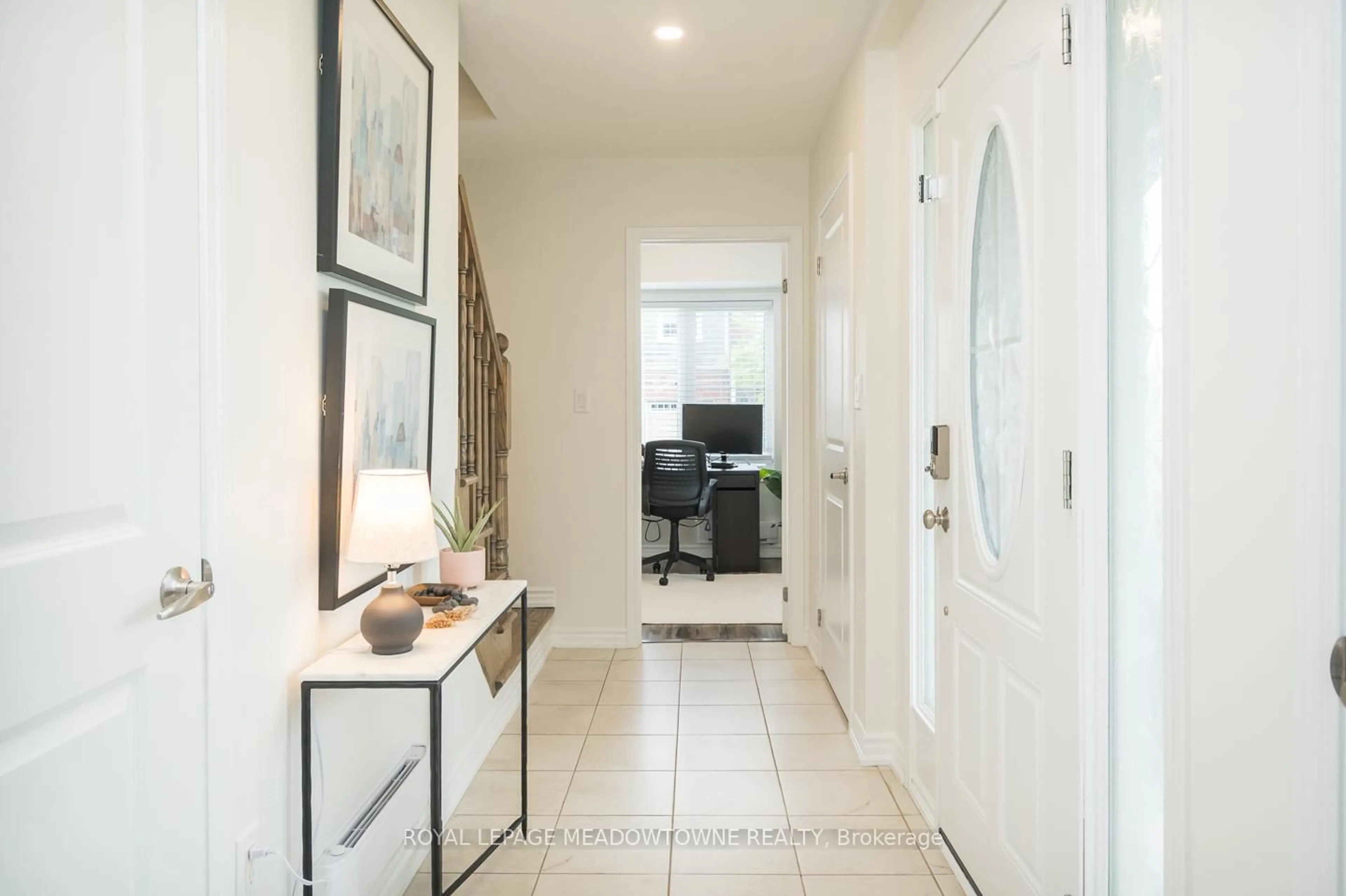 Indoor entryway for 621 Laking Terr, Milton Ontario L9T 9J5