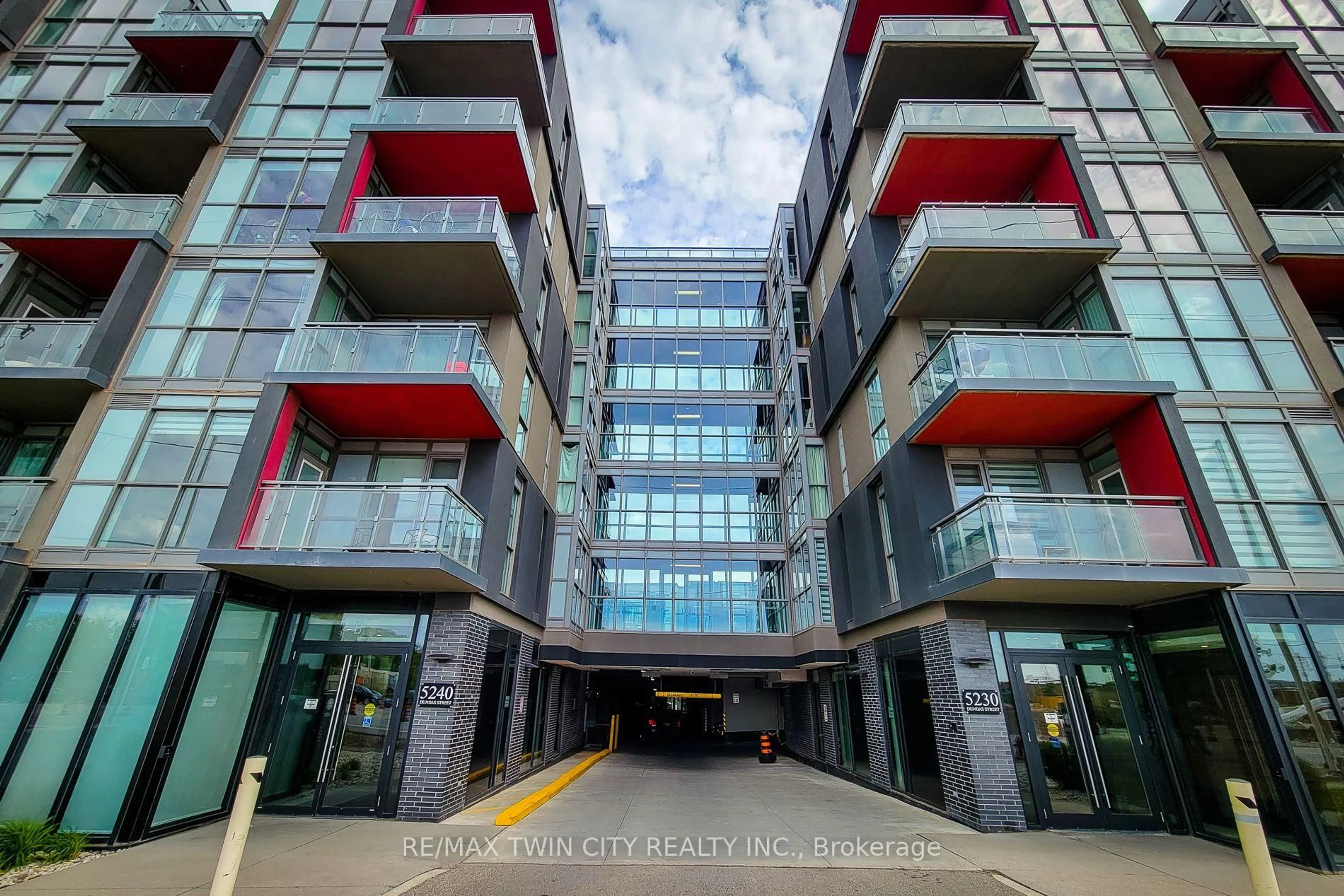 Indoor foyer for 5240 Dundas St #B215, Burlington Ontario L7L 0J6
