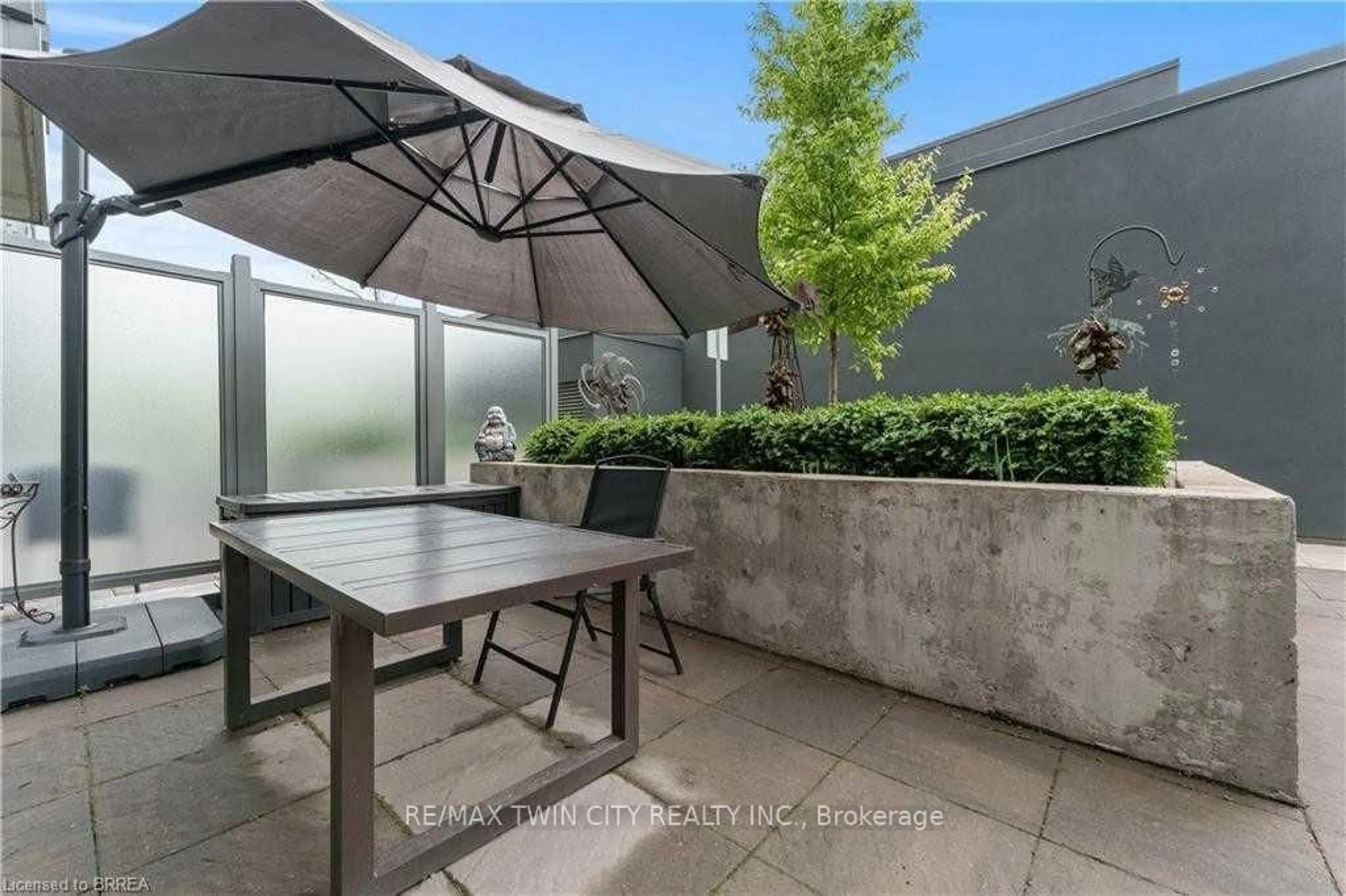 Patio, street for 5240 Dundas St #B215, Burlington Ontario L7L 0J6