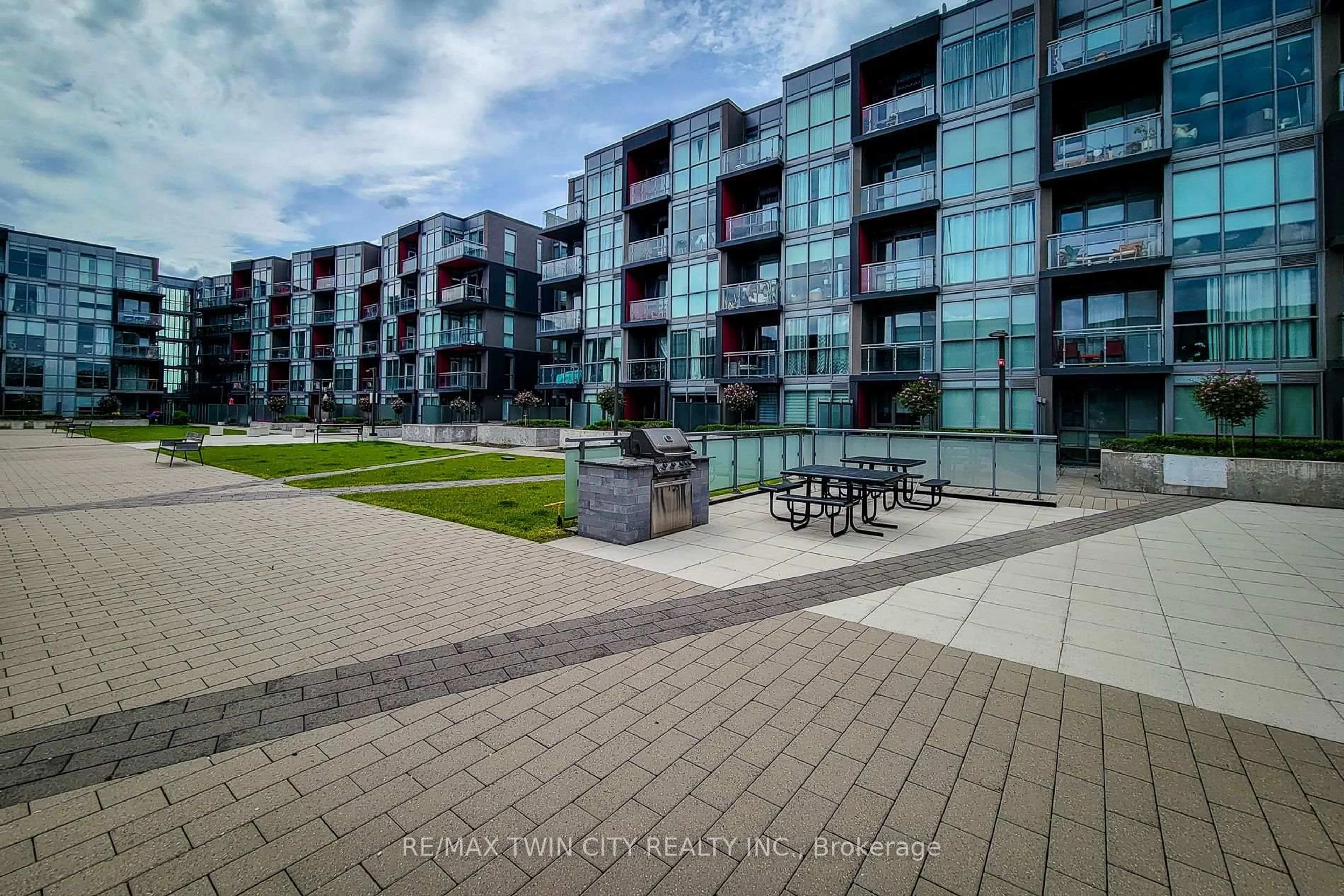 A pic from outside/outdoor area/front of a property/back of a property/a pic from drone, street for 5240 Dundas St #B215, Burlington Ontario L7L 0J6
