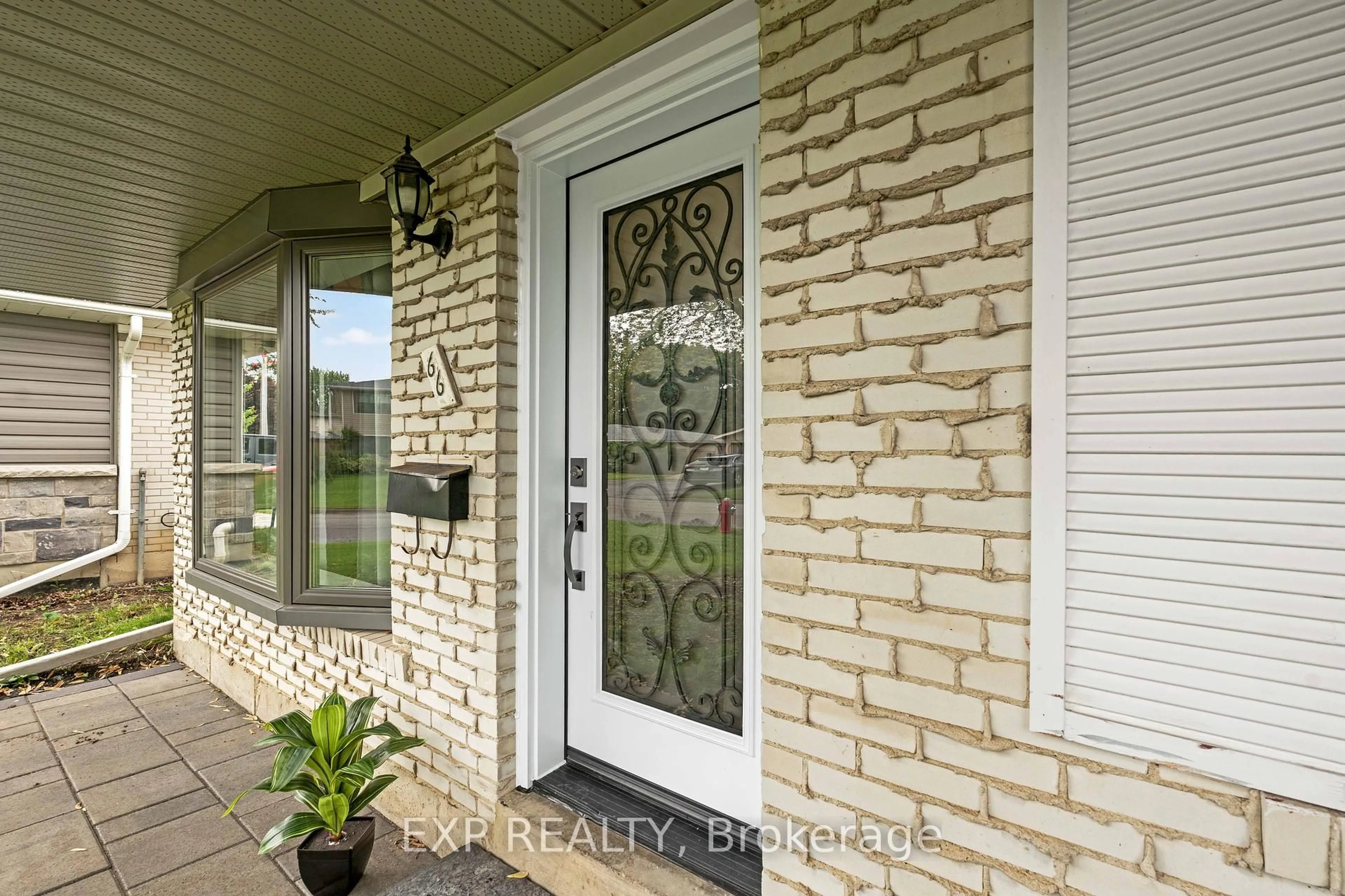 Indoor entryway for 66 Ferndale Cres, Brampton Ontario L6W 1E9