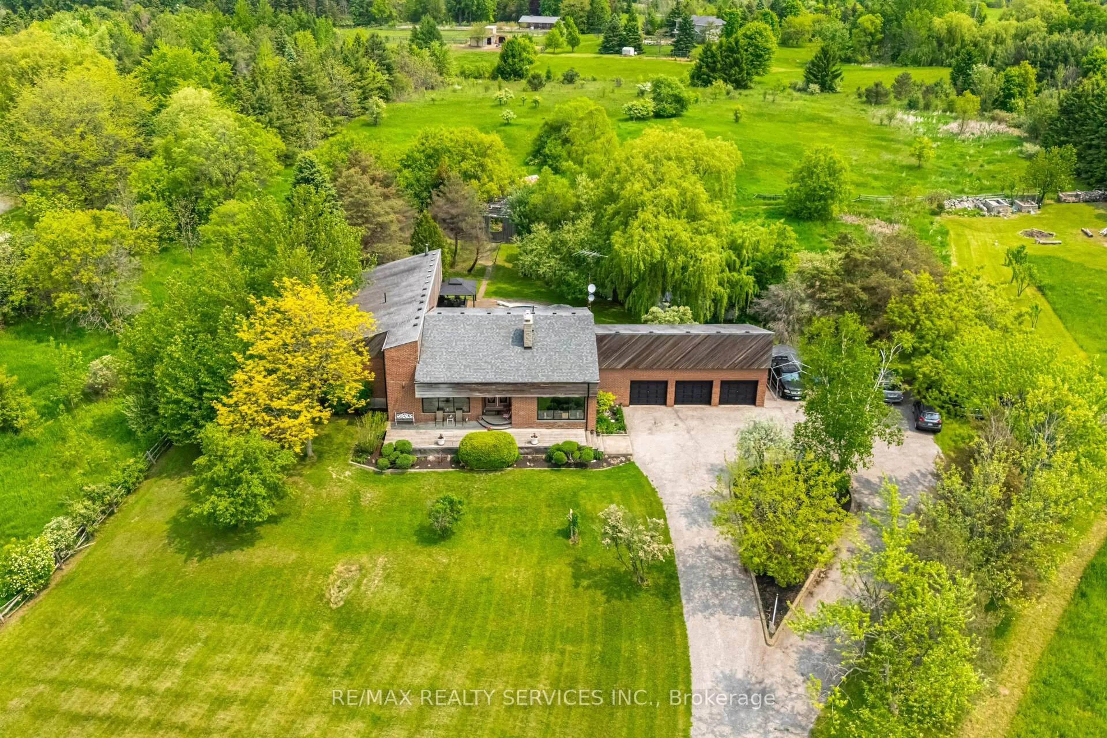 A pic from outside/outdoor area/front of a property/back of a property/a pic from drone, unknown for 14467 Mount Pleasant Rd, Caledon Ontario L7E 3M9