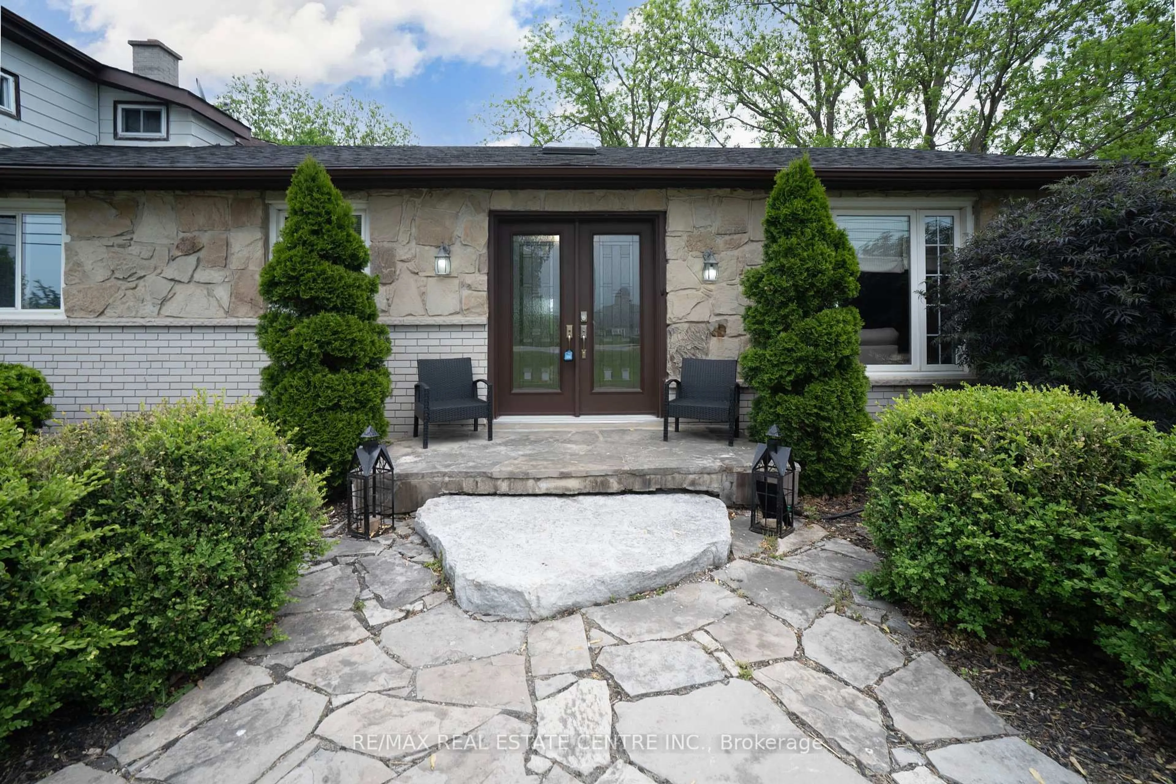Patio, street for 7820 5 Side Rd, Milton Ontario L9T 7K7