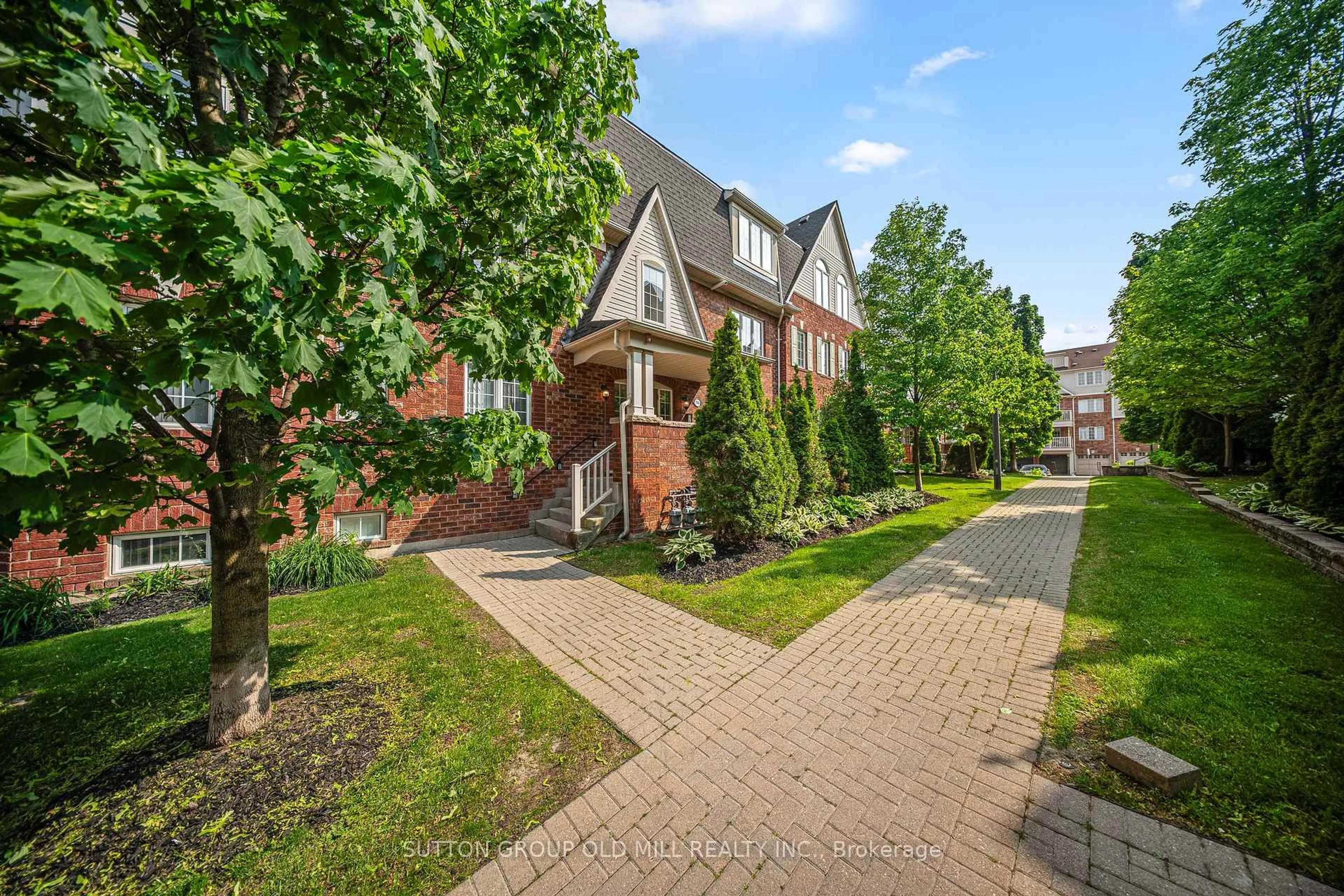 Home with brick exterior material, street for 760 Neighbourhood Circ #2, Mississauga Ontario L5B 0B7