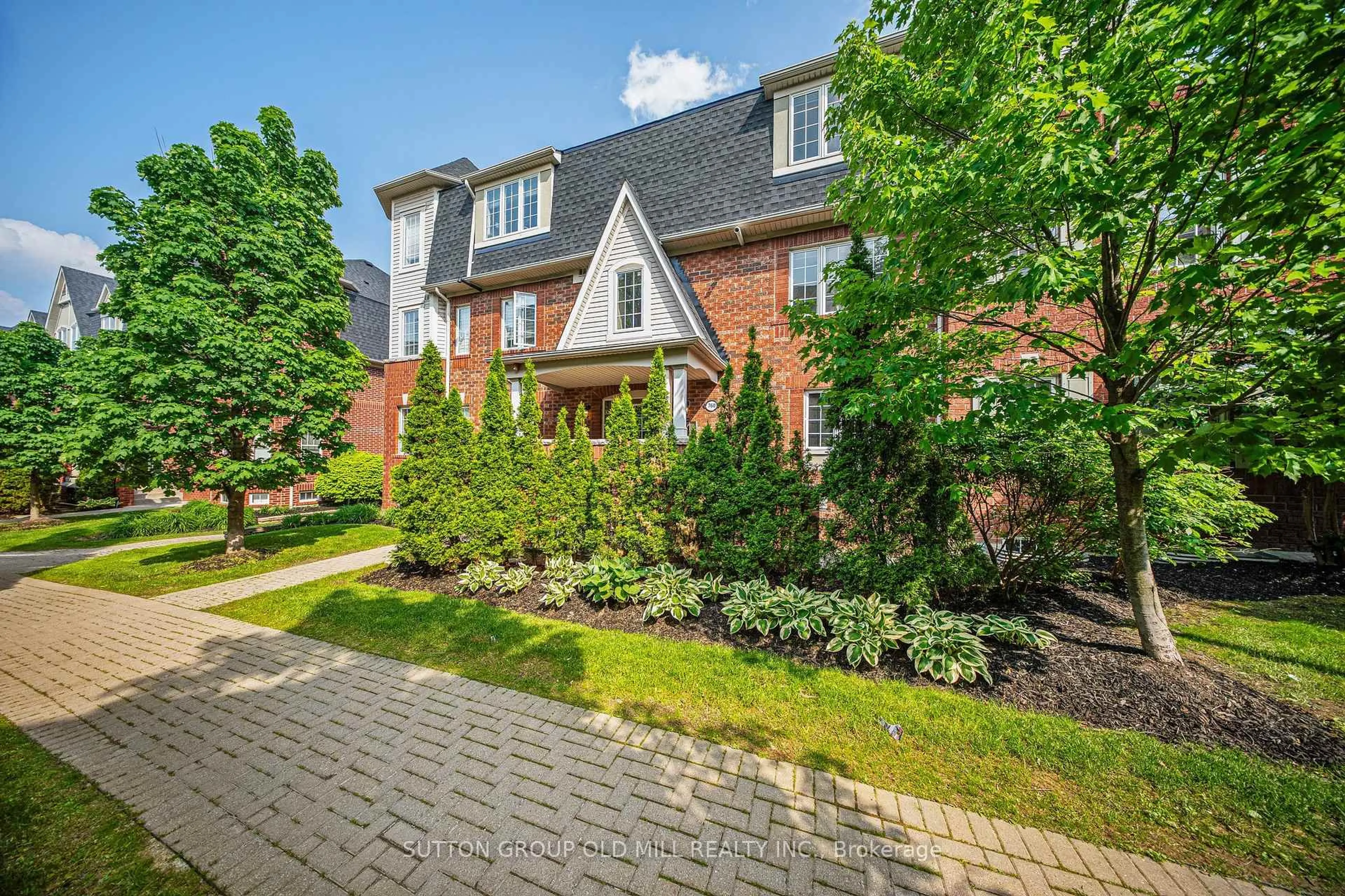 Home with brick exterior material, street for 760 Neighbourhood Circ #2, Mississauga Ontario L5B 0B7