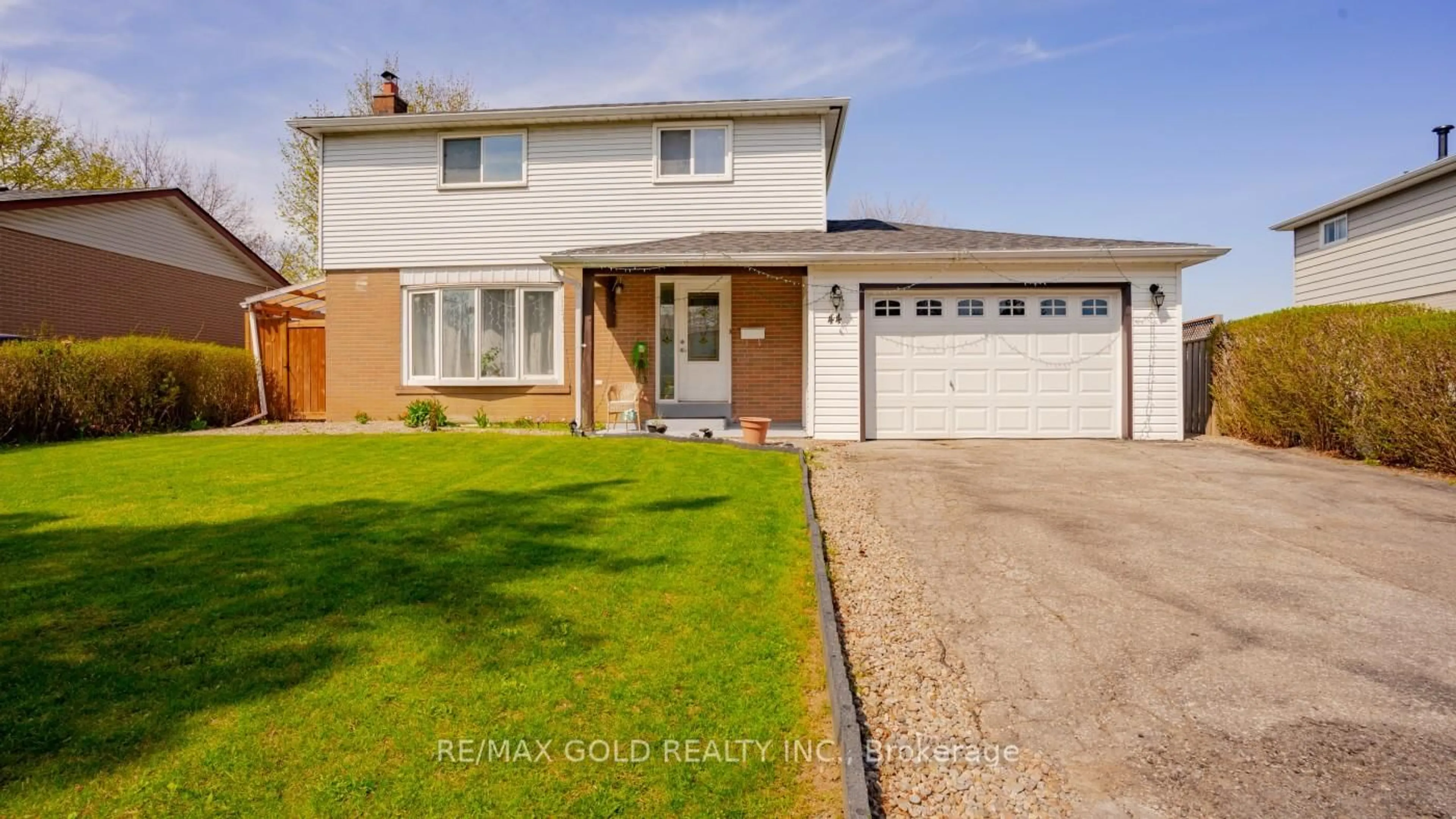 A pic from outside/outdoor area/front of a property/back of a property/a pic from drone, street for 44 DUNBLAINE Cres, Brampton Ontario L6T 3H2