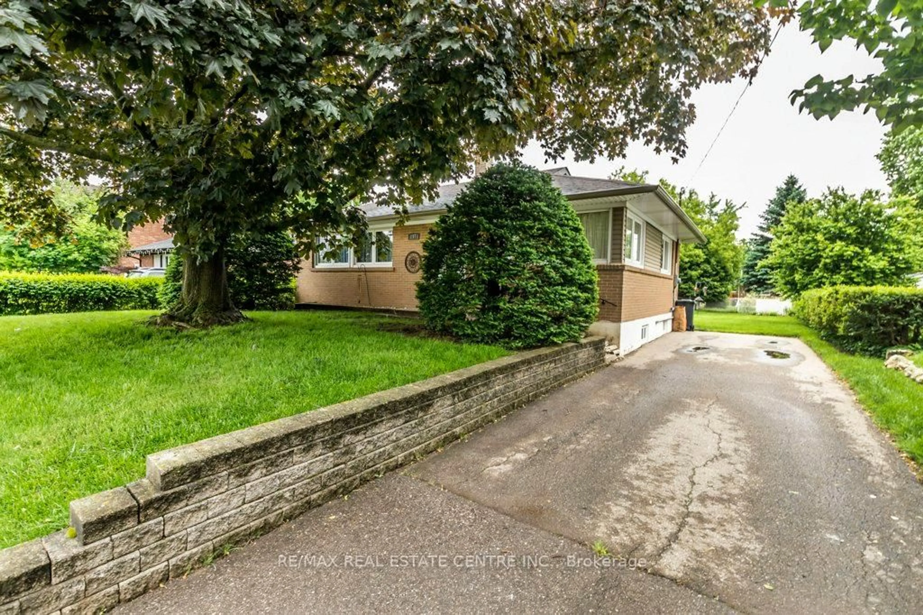 Patio, street for 207 Elmwood Cres, Milton Ontario L9T 1C3