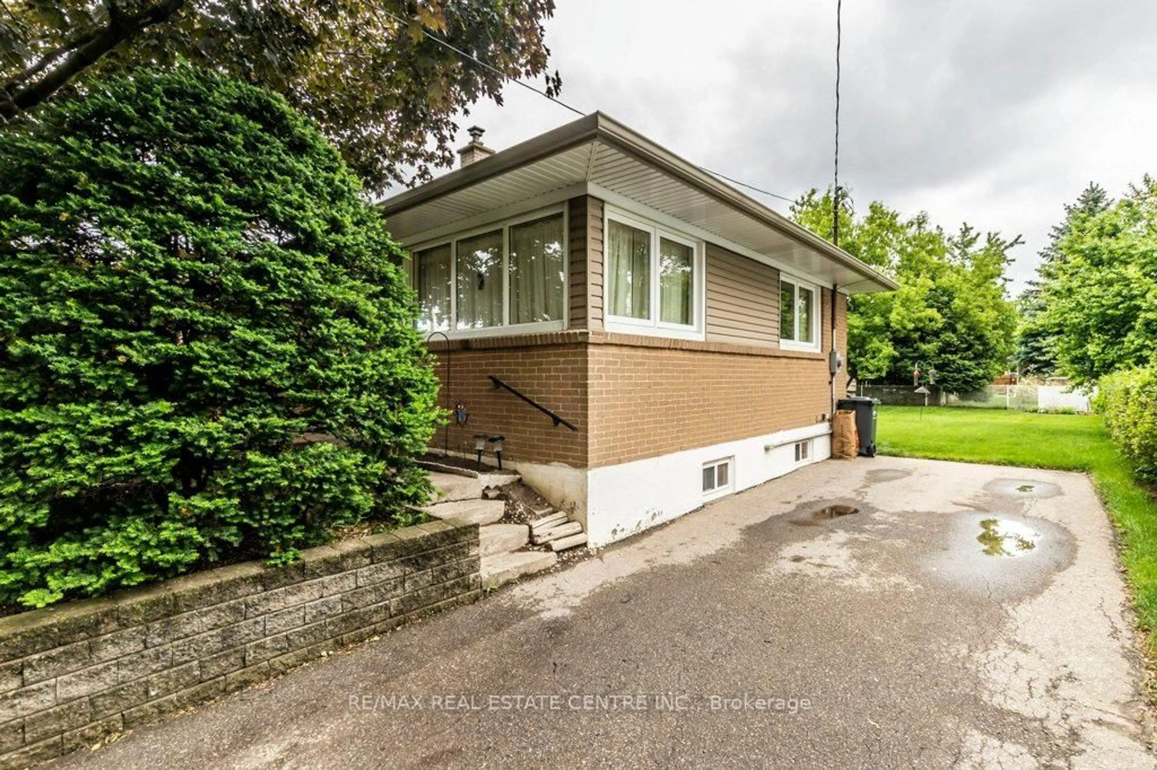 Home with brick exterior material, building for 207 Elmwood Cres, Milton Ontario L9T 1C3