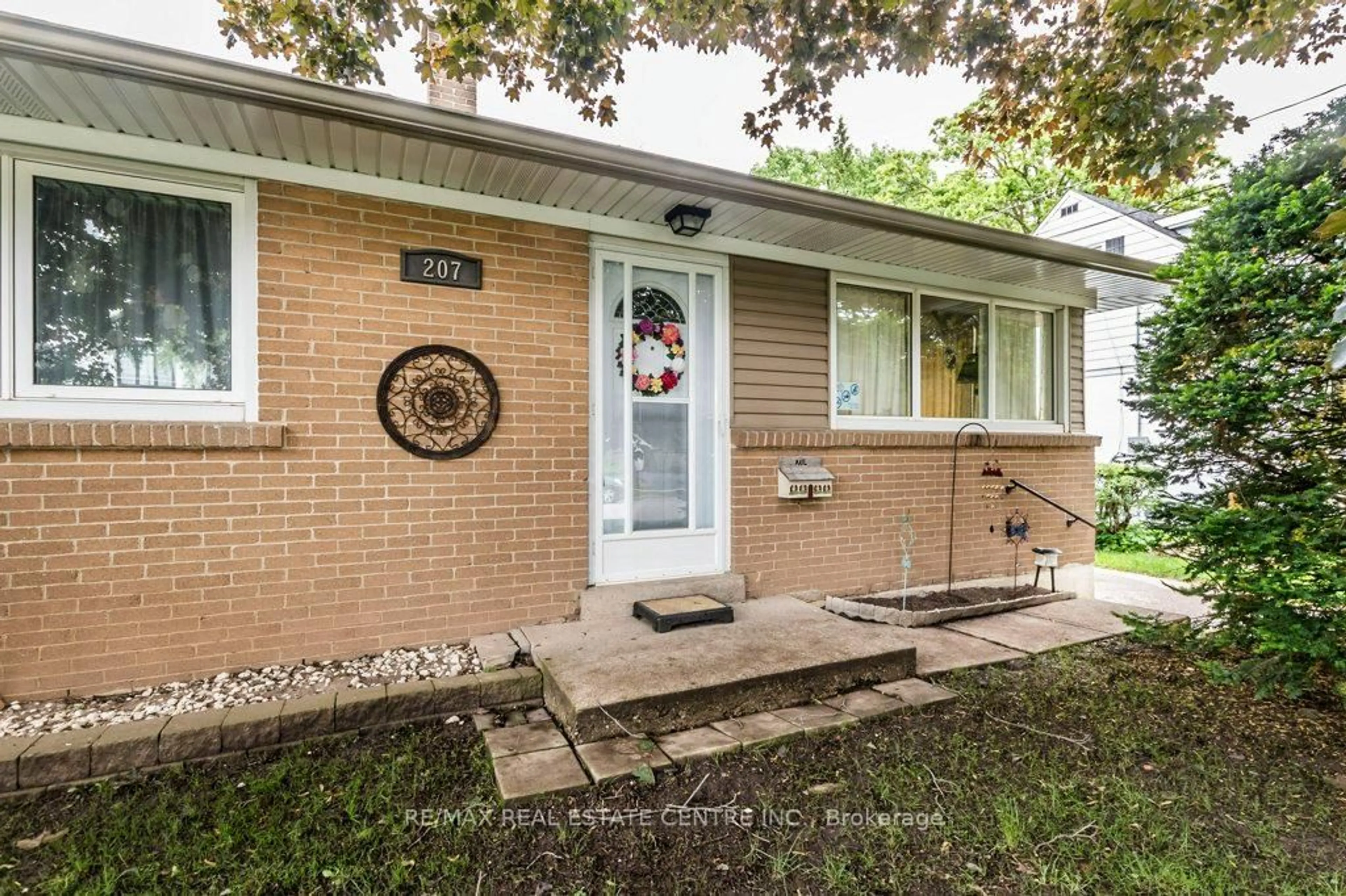 Home with brick exterior material, street for 207 Elmwood Cres, Milton Ontario L9T 1C3