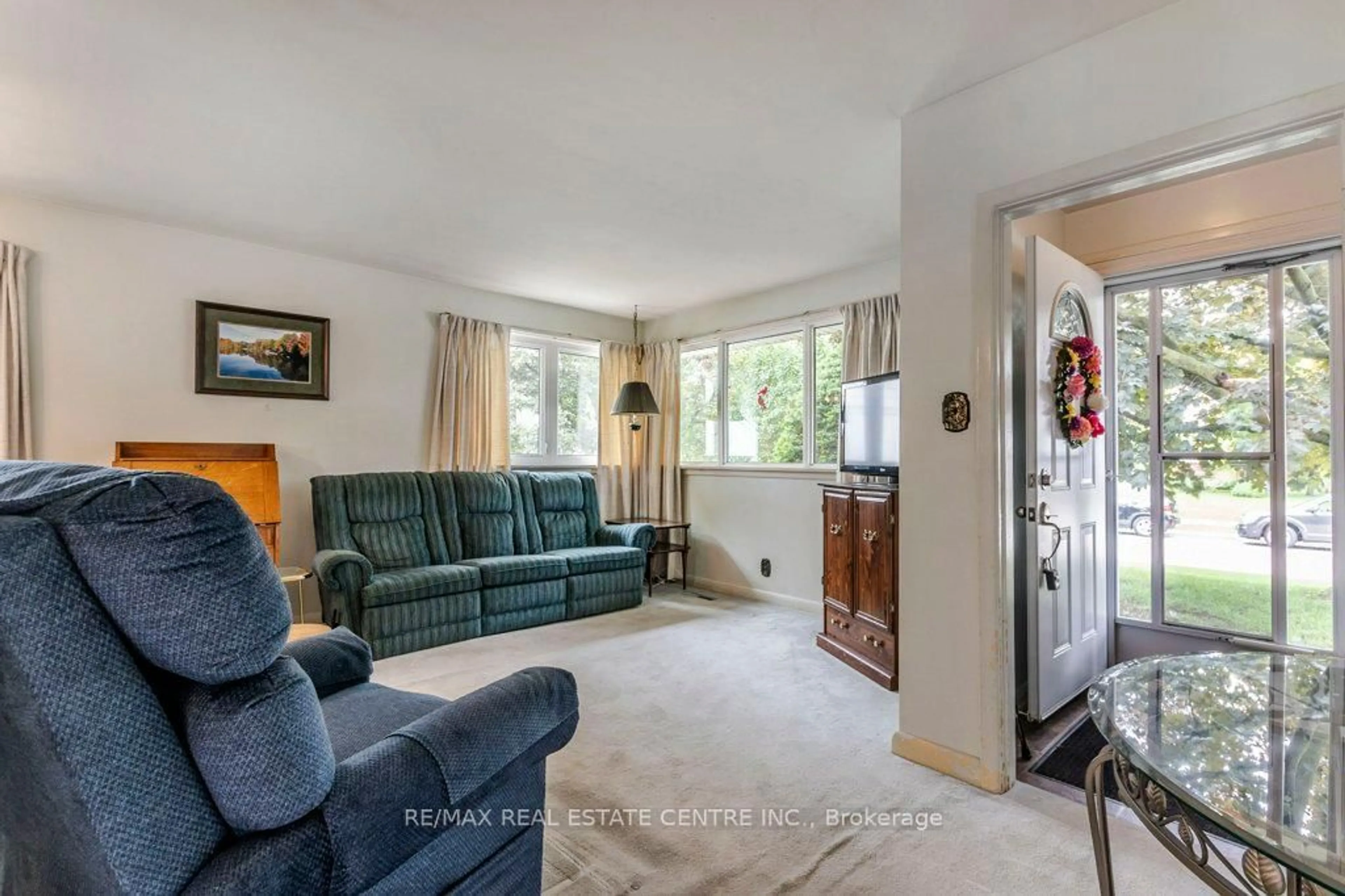 Living room with furniture, unknown for 207 Elmwood Cres, Milton Ontario L9T 1C3