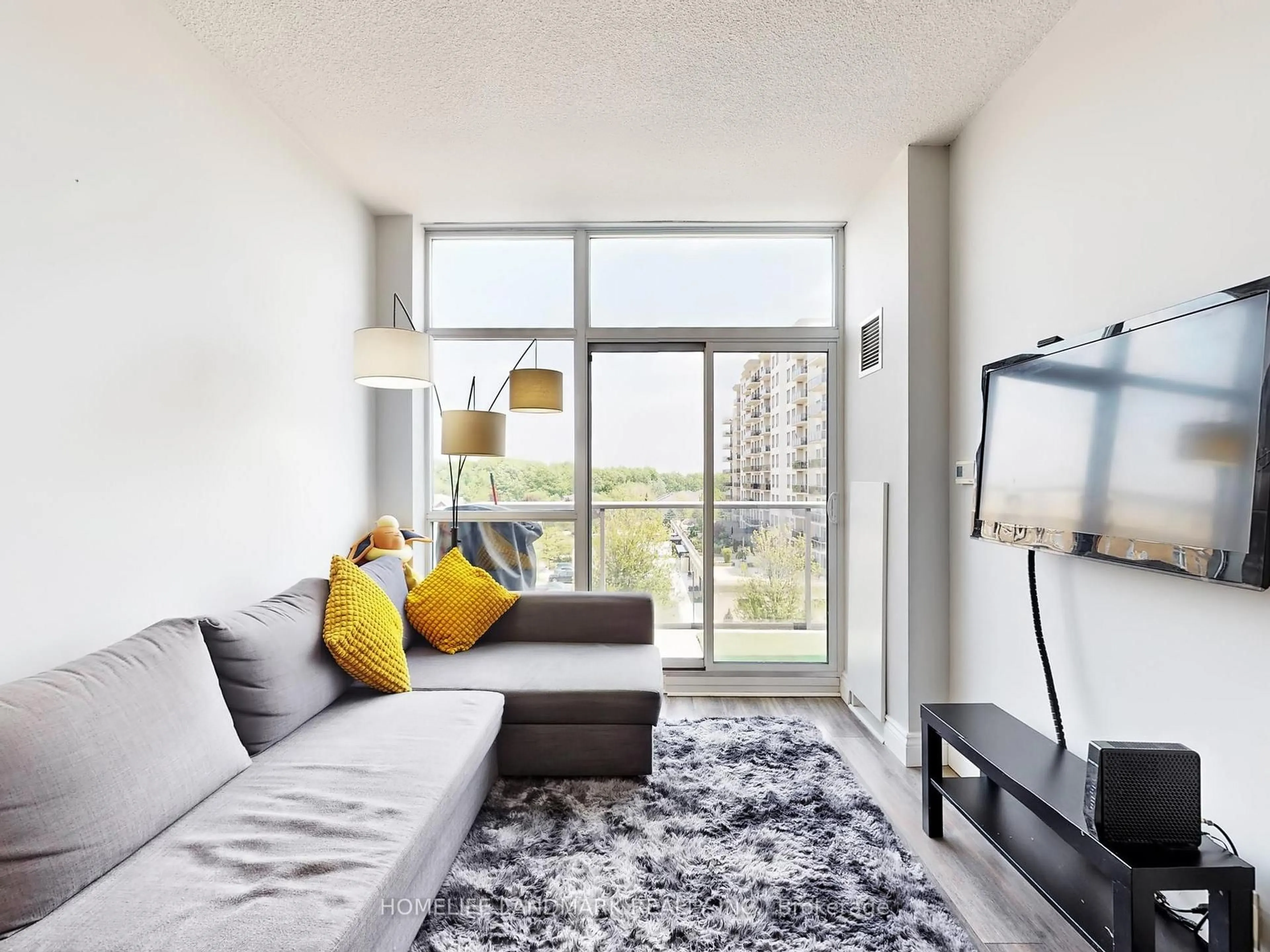 Living room with furniture, carpet floor for 1940 Ironstone Dr #519, Burlington Ontario L7L 0E4