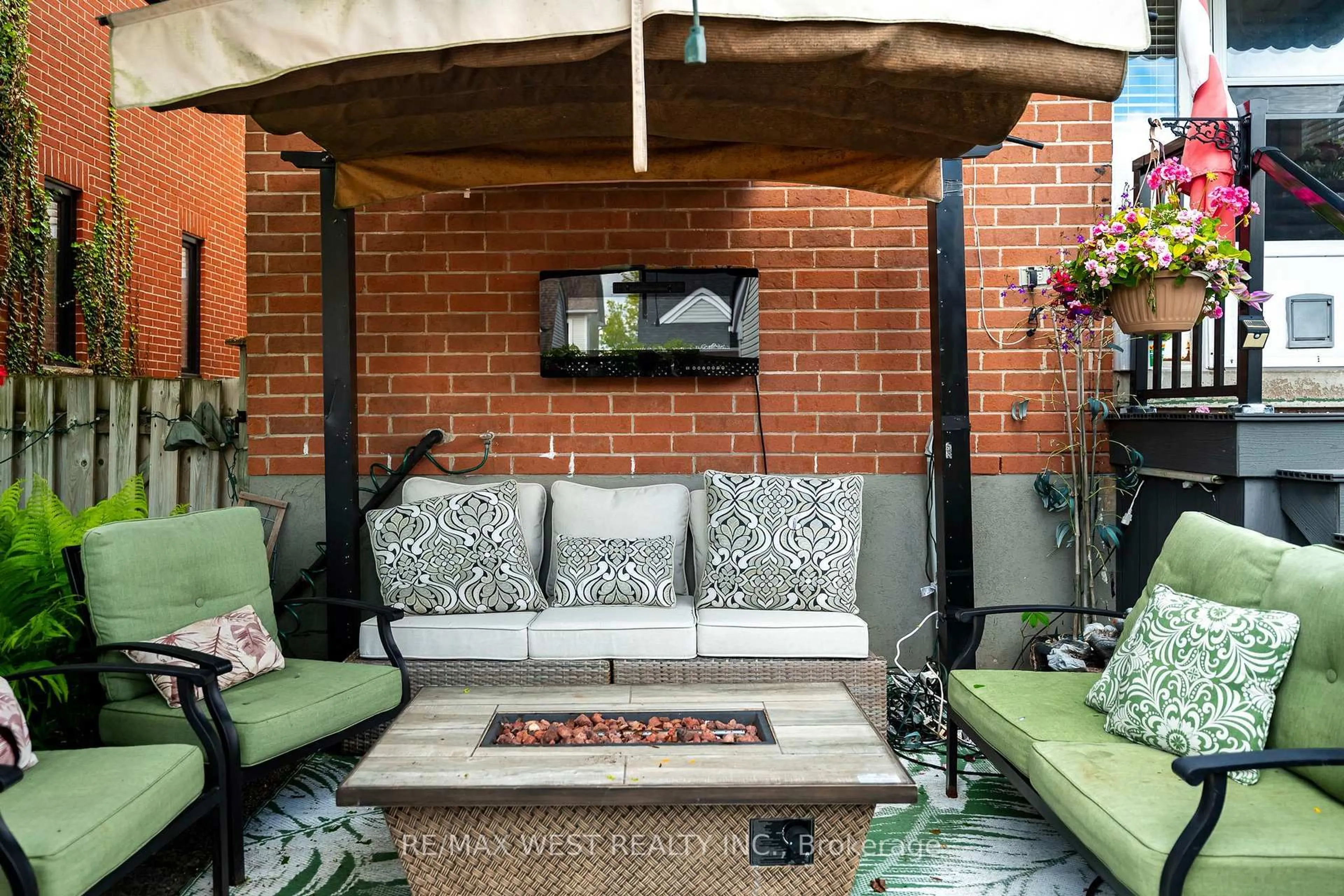 Patio, street for 334 Cottonwood St, Orangeville Ontario L9W 4X7