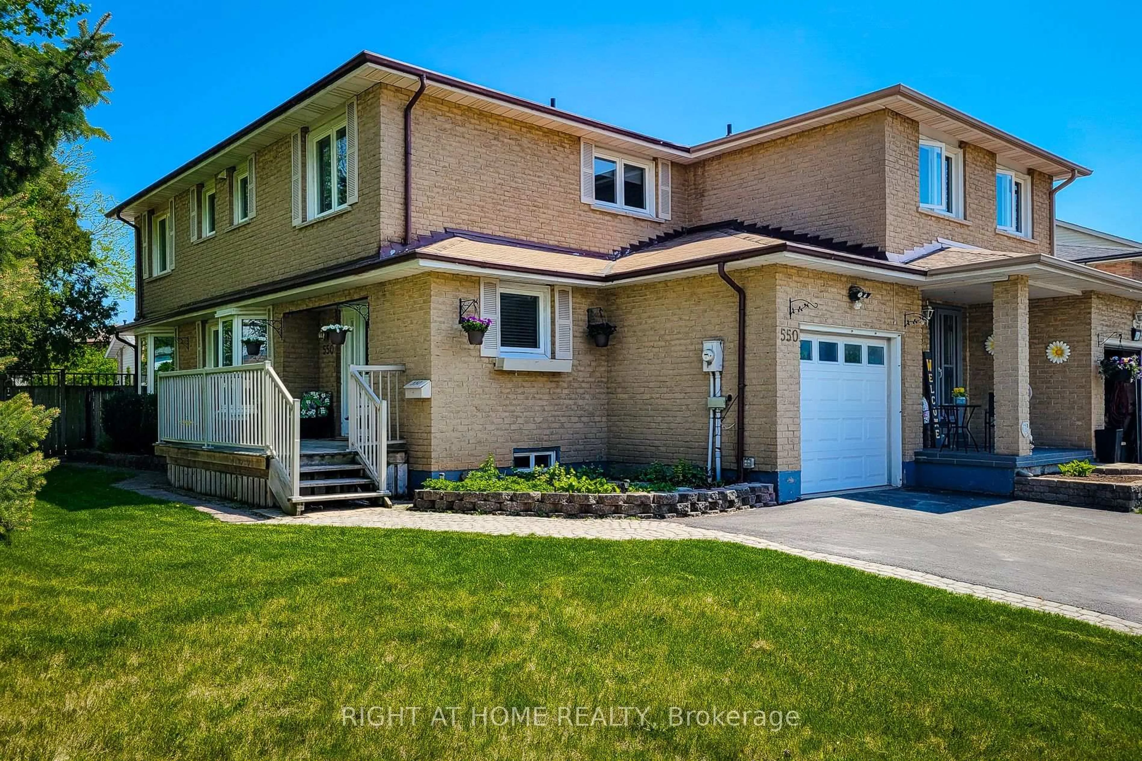 Home with vinyl exterior material, street for 550 Hayward Cres, Milton Ontario L9T 4P9