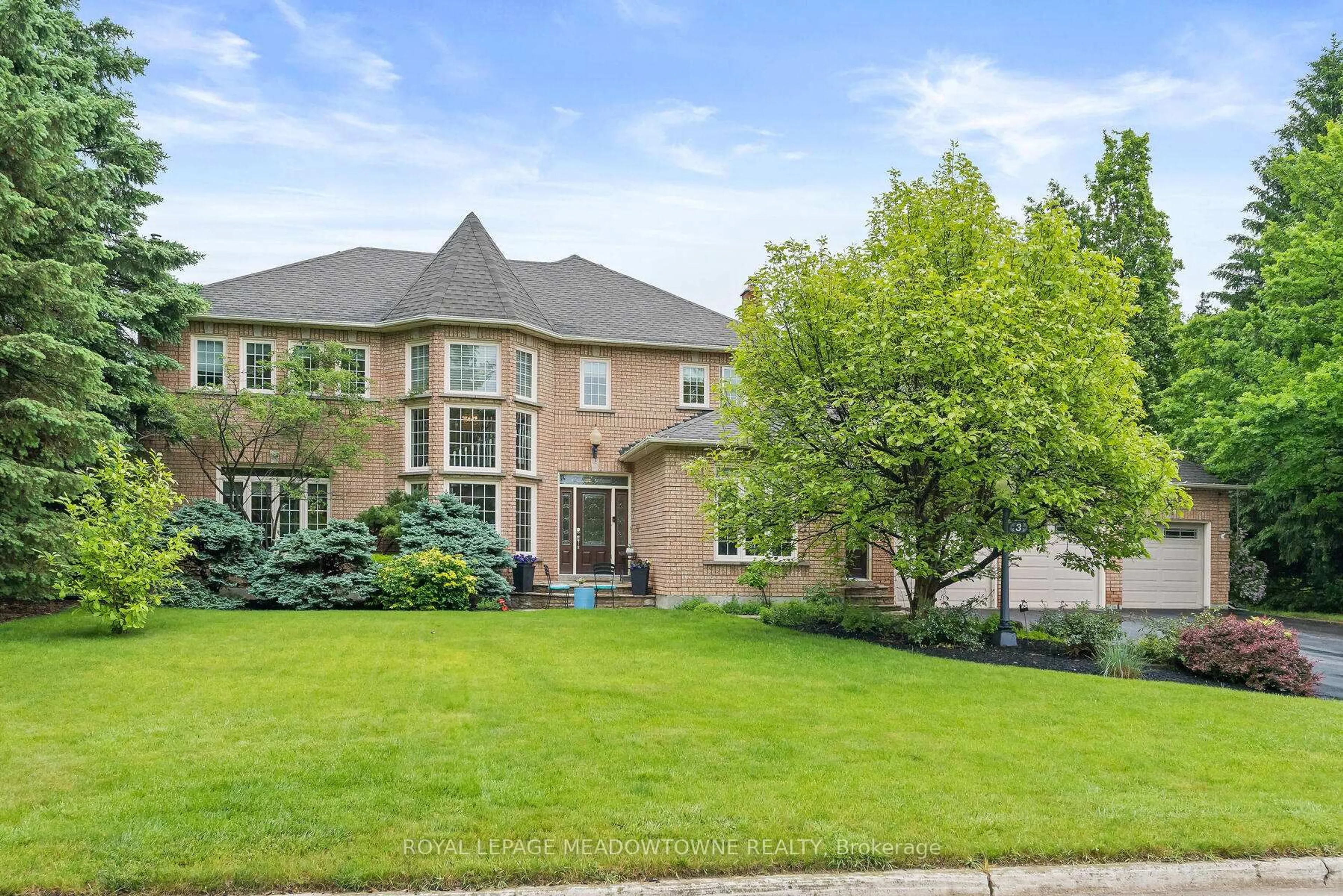Home with brick exterior material, street for 3 Thomas Crt, Halton Hills Ontario L7G 5G7