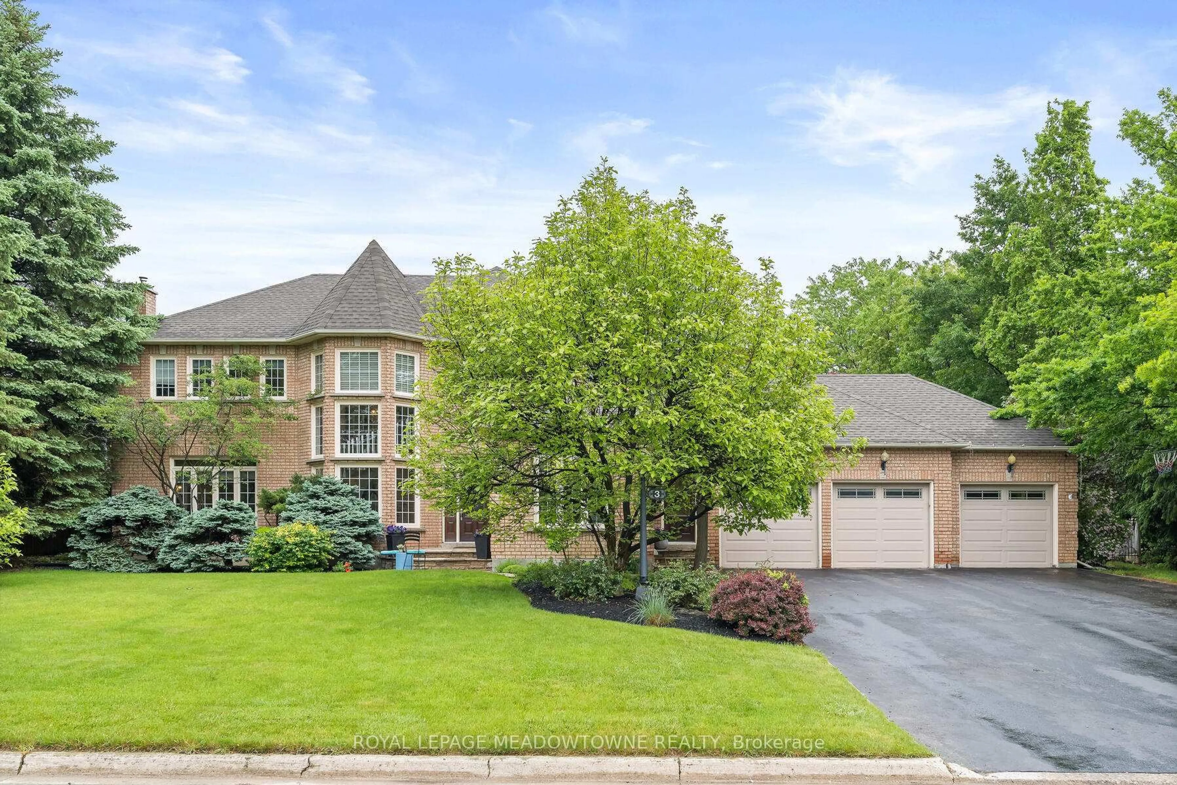 Home with brick exterior material, street for 3 Thomas Crt, Halton Hills Ontario L7G 5G7