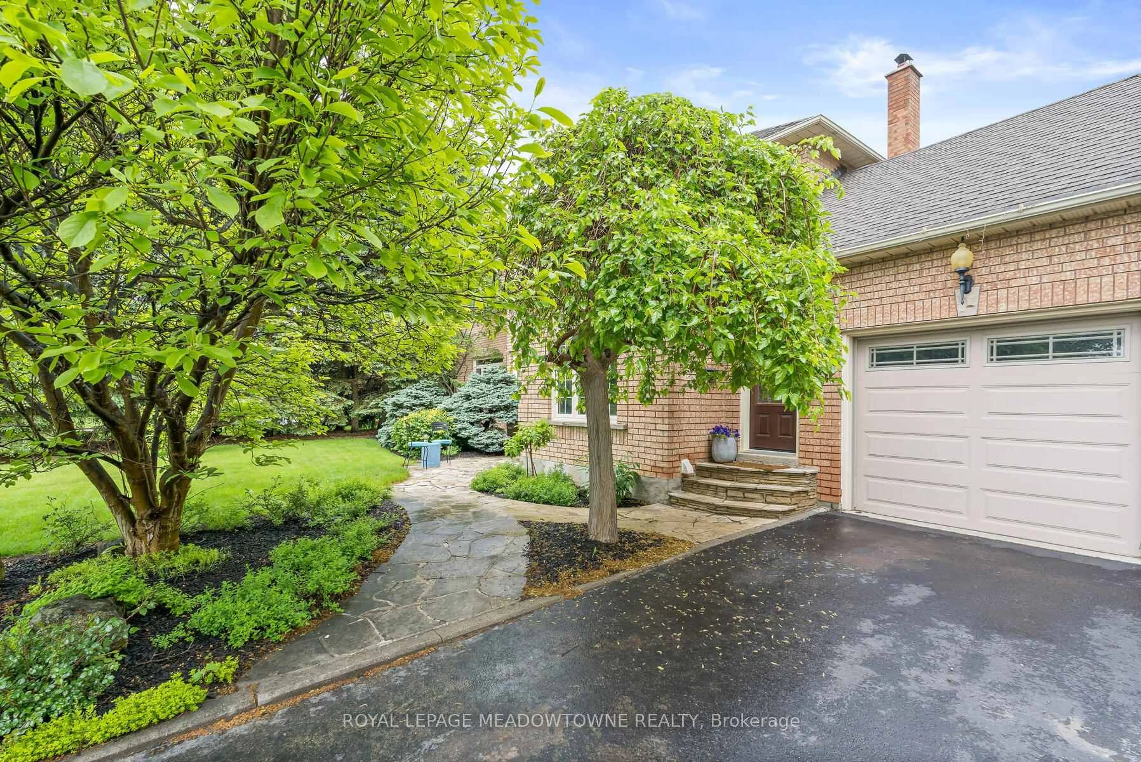 Home with brick exterior material, street for 3 Thomas Crt, Halton Hills Ontario L7G 5G7