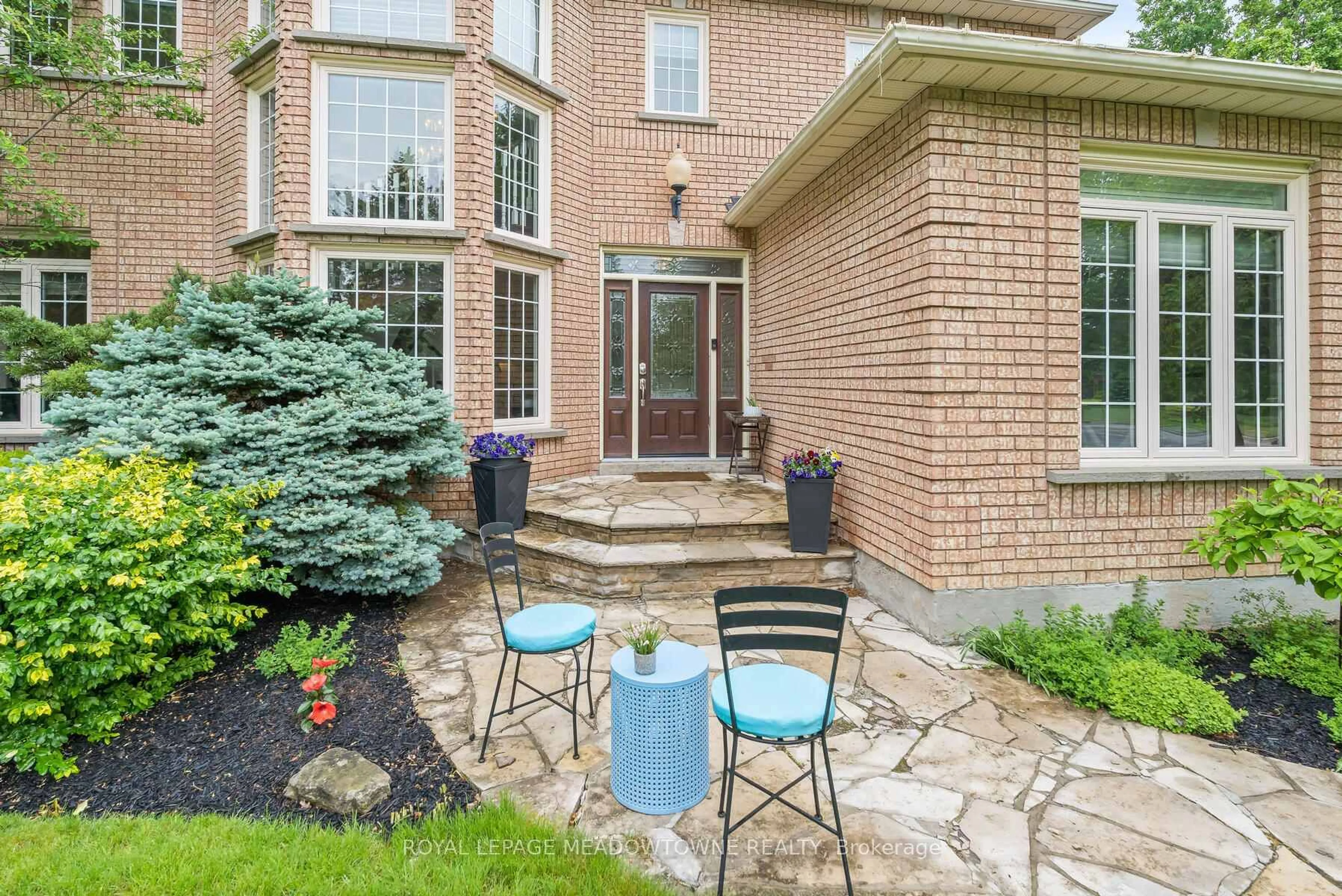 Patio, street for 3 Thomas Crt, Halton Hills Ontario L7G 5G7