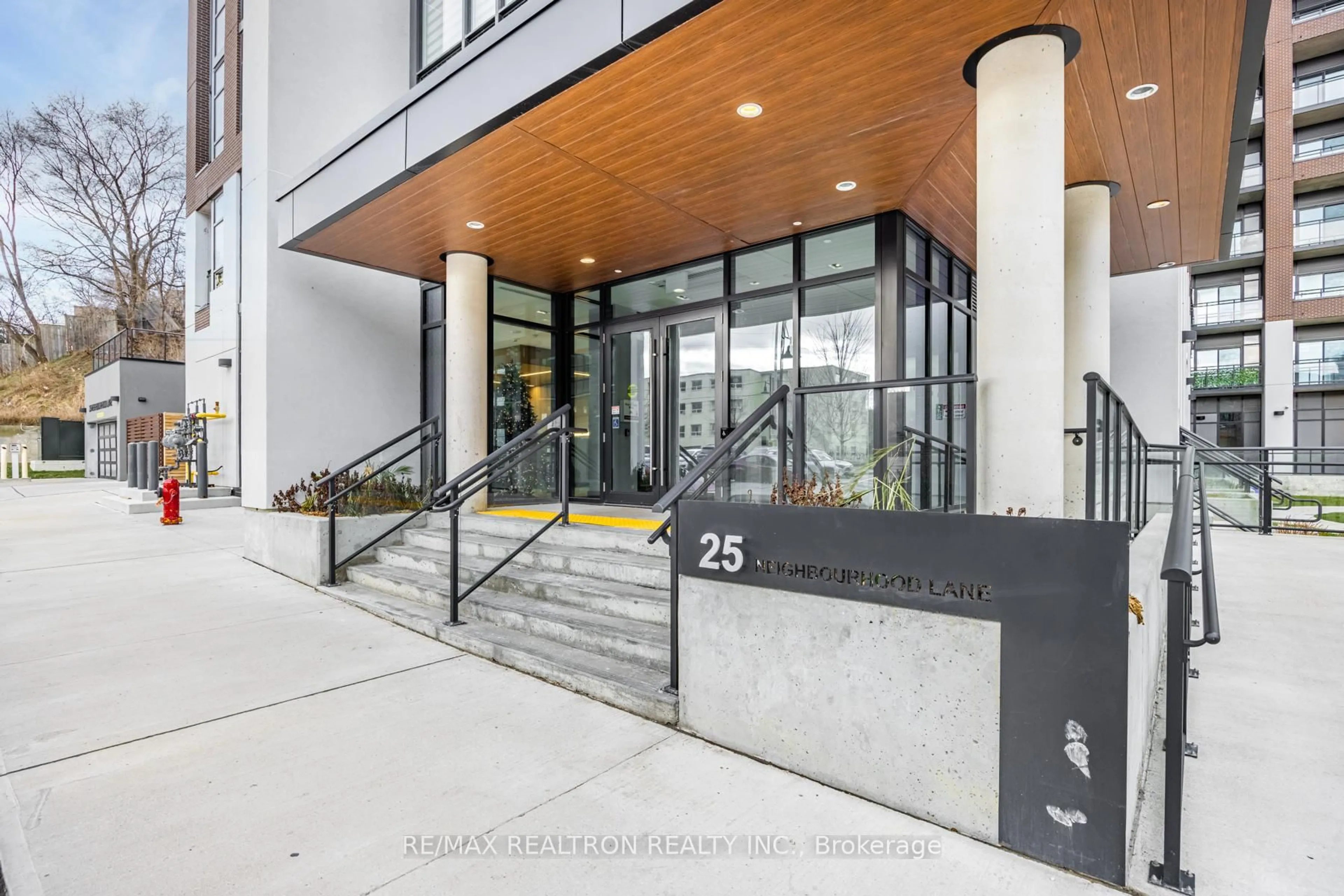 Indoor foyer for 25 Neighbourhood Lane #205, Toronto Ontario M8Y 0C4