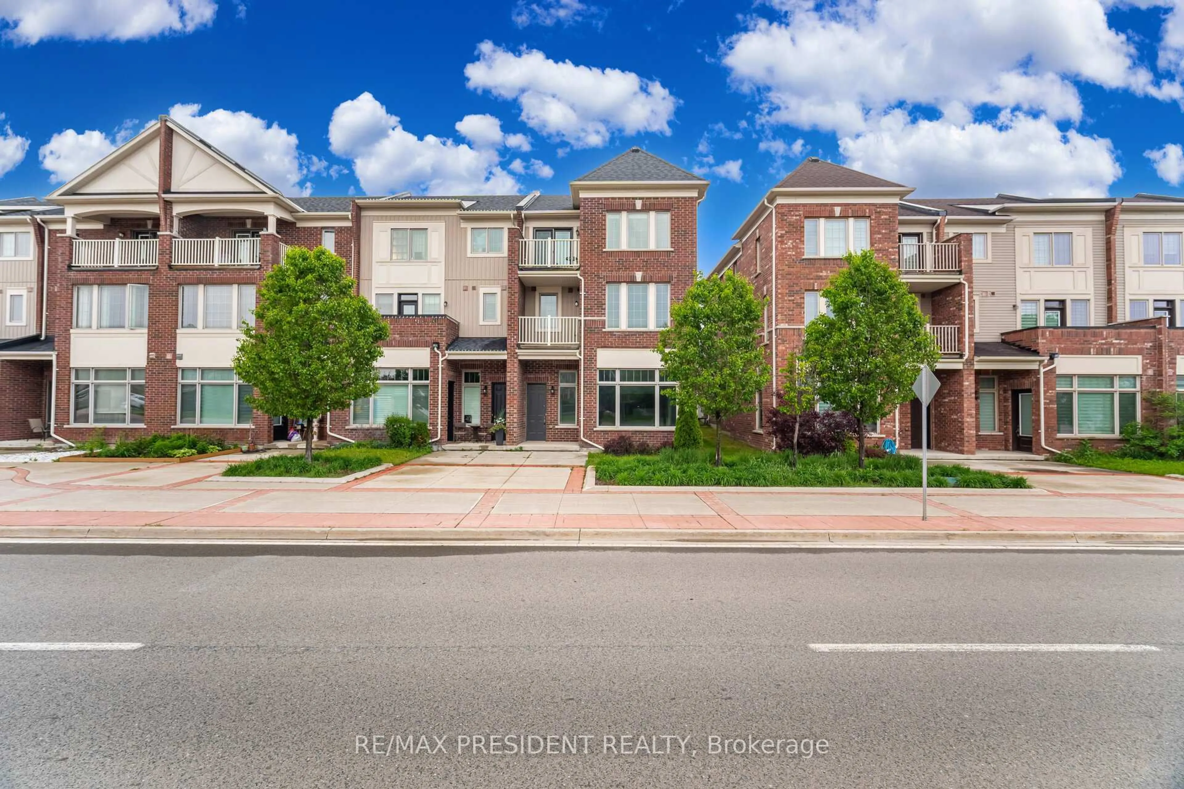 A pic from outside/outdoor area/front of a property/back of a property/a pic from drone, street for 42 McCardy Crt, Caledon Ontario L7C 3W9