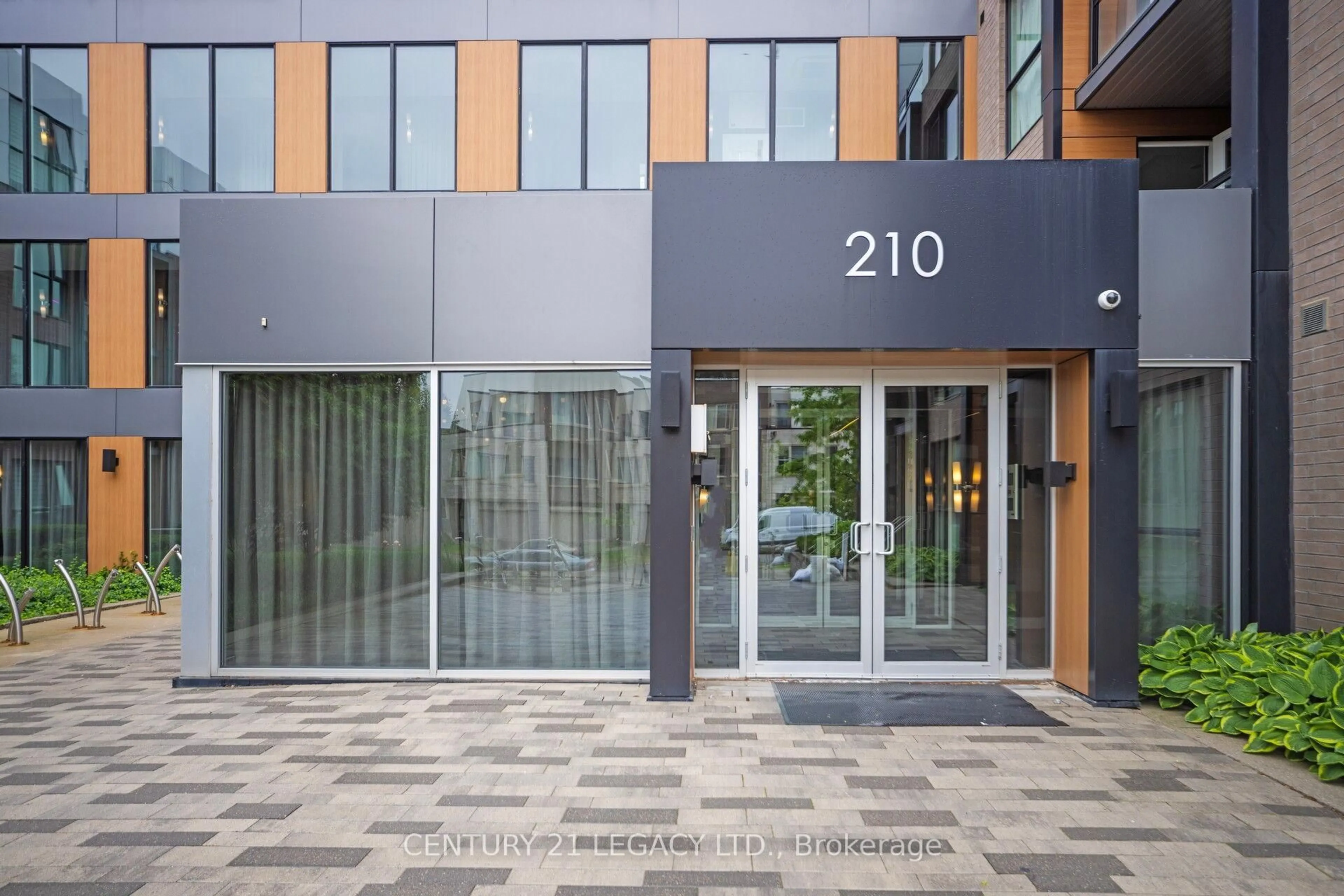 Indoor foyer for 210 Sabina Dr #317, Oakville Ontario L6H 0W6