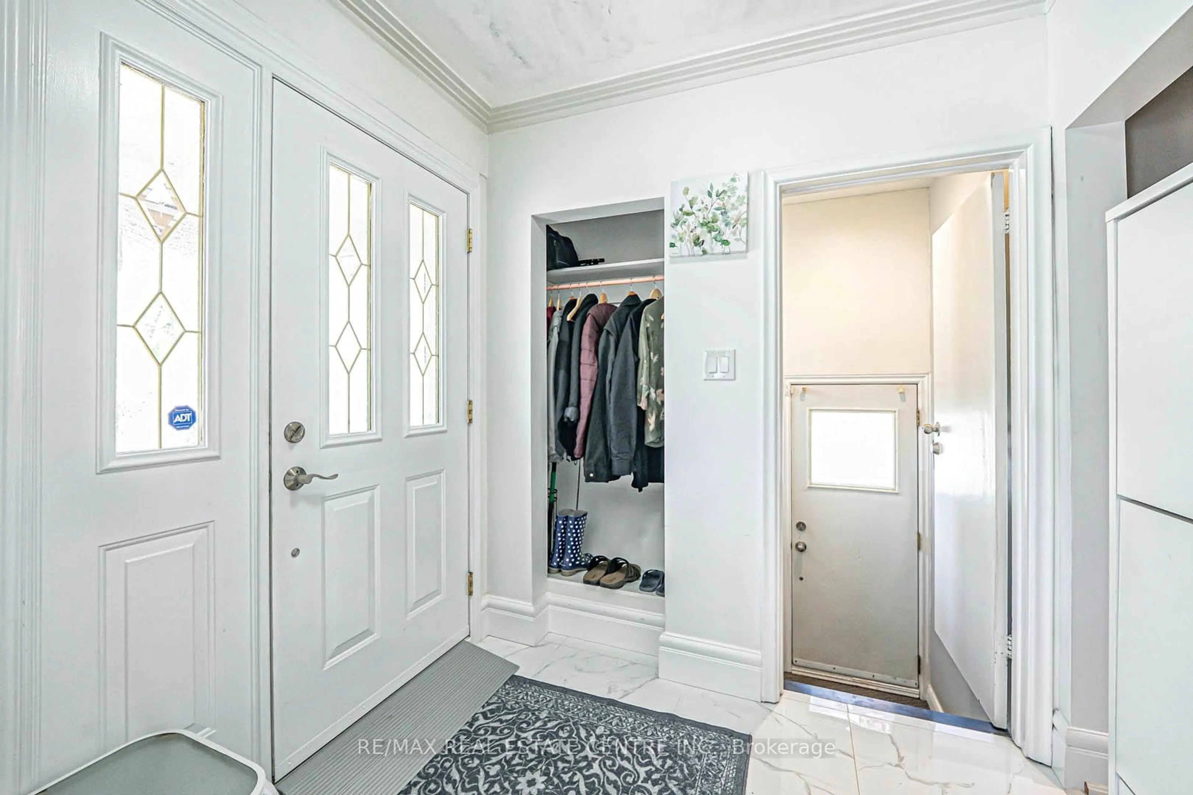 Indoor entryway for 1175 Kipling Ave, Toronto Ontario M9B 3M4