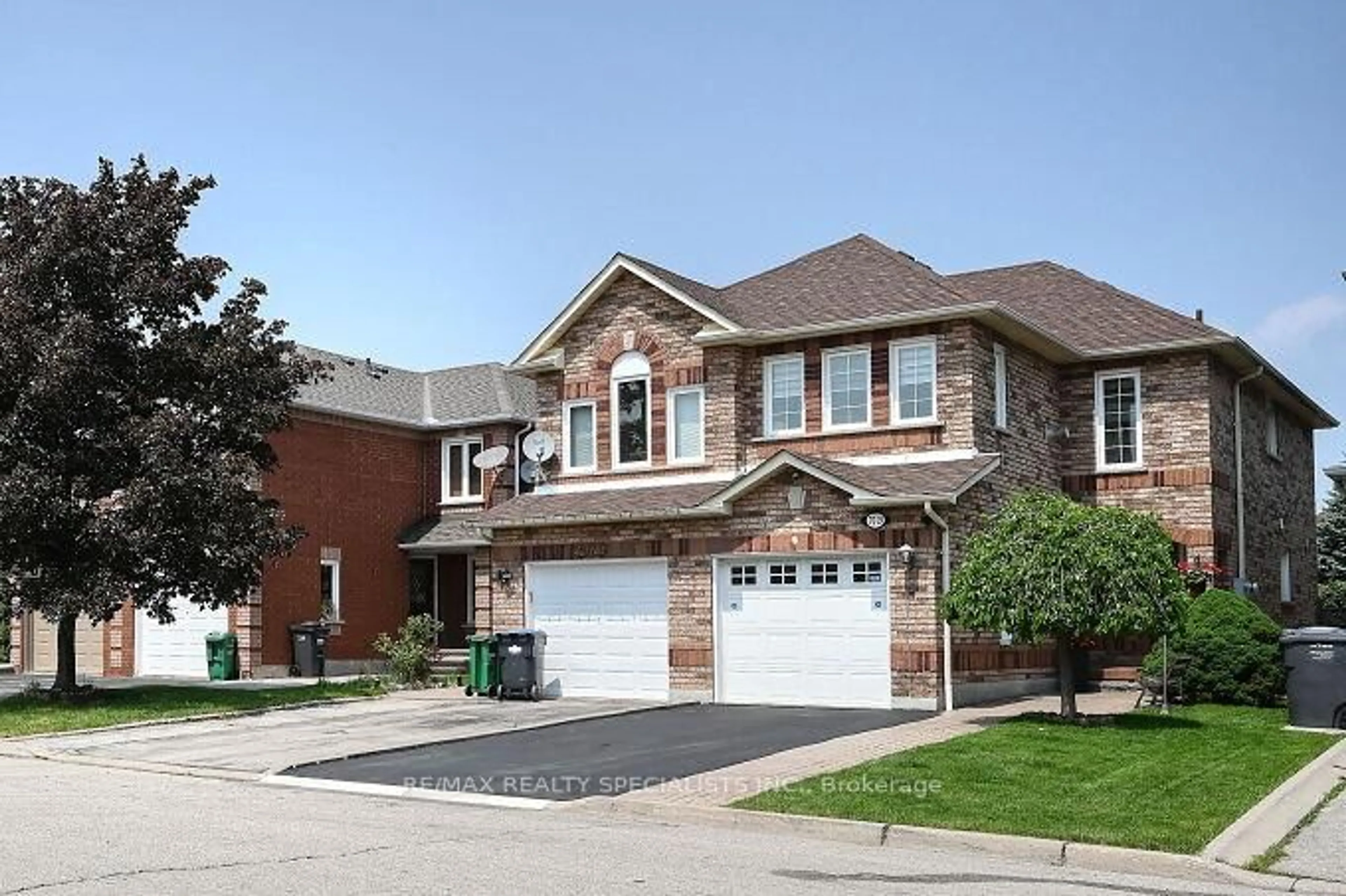 Home with brick exterior material, street for 7019 Graydon Crt, Mississauga Ontario L5N 7H4