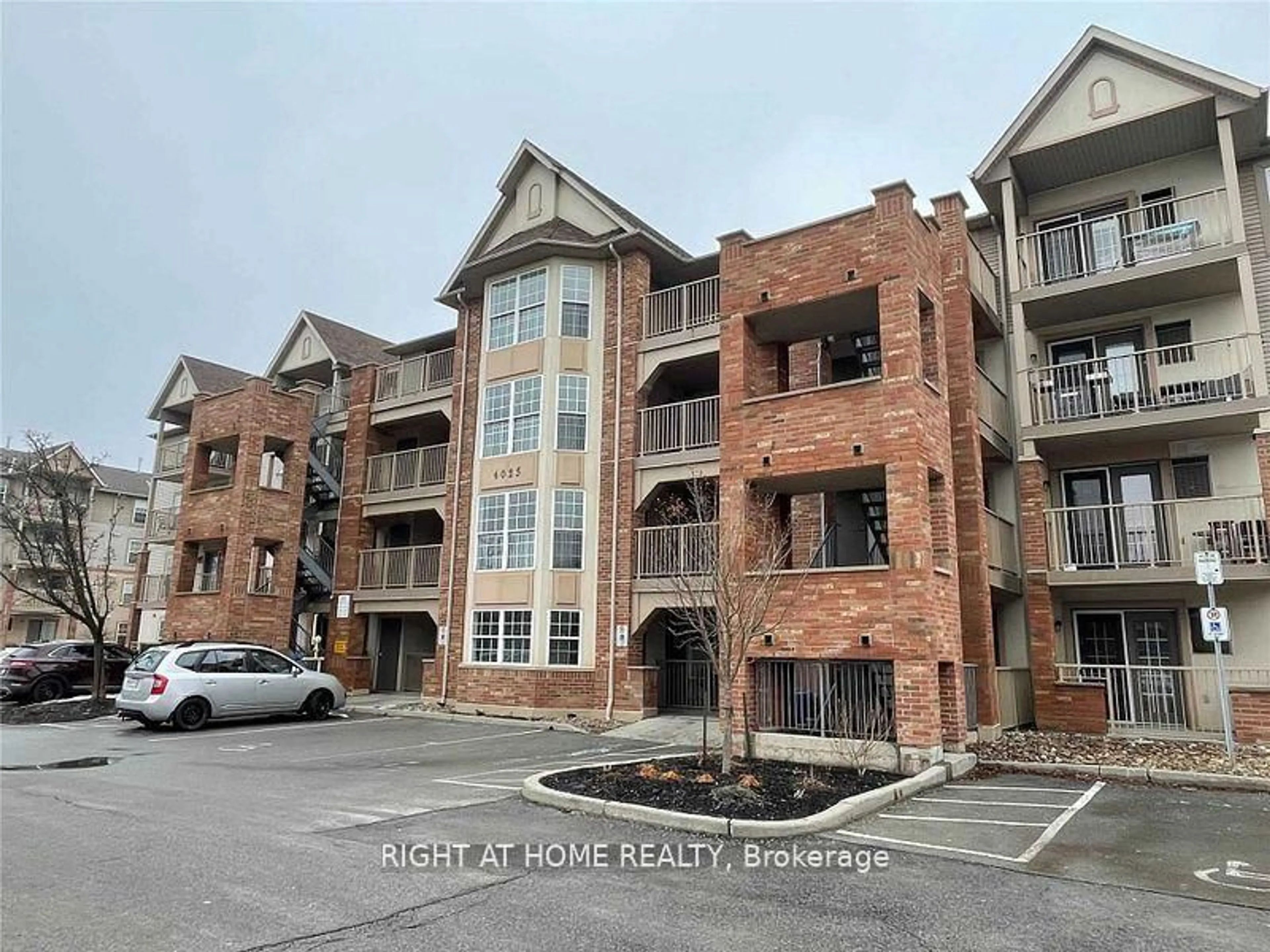 A pic from outside/outdoor area/front of a property/back of a property/a pic from drone, unknown for 4025 Kilmer Dr #206, Burlington Ontario L7M 4M5