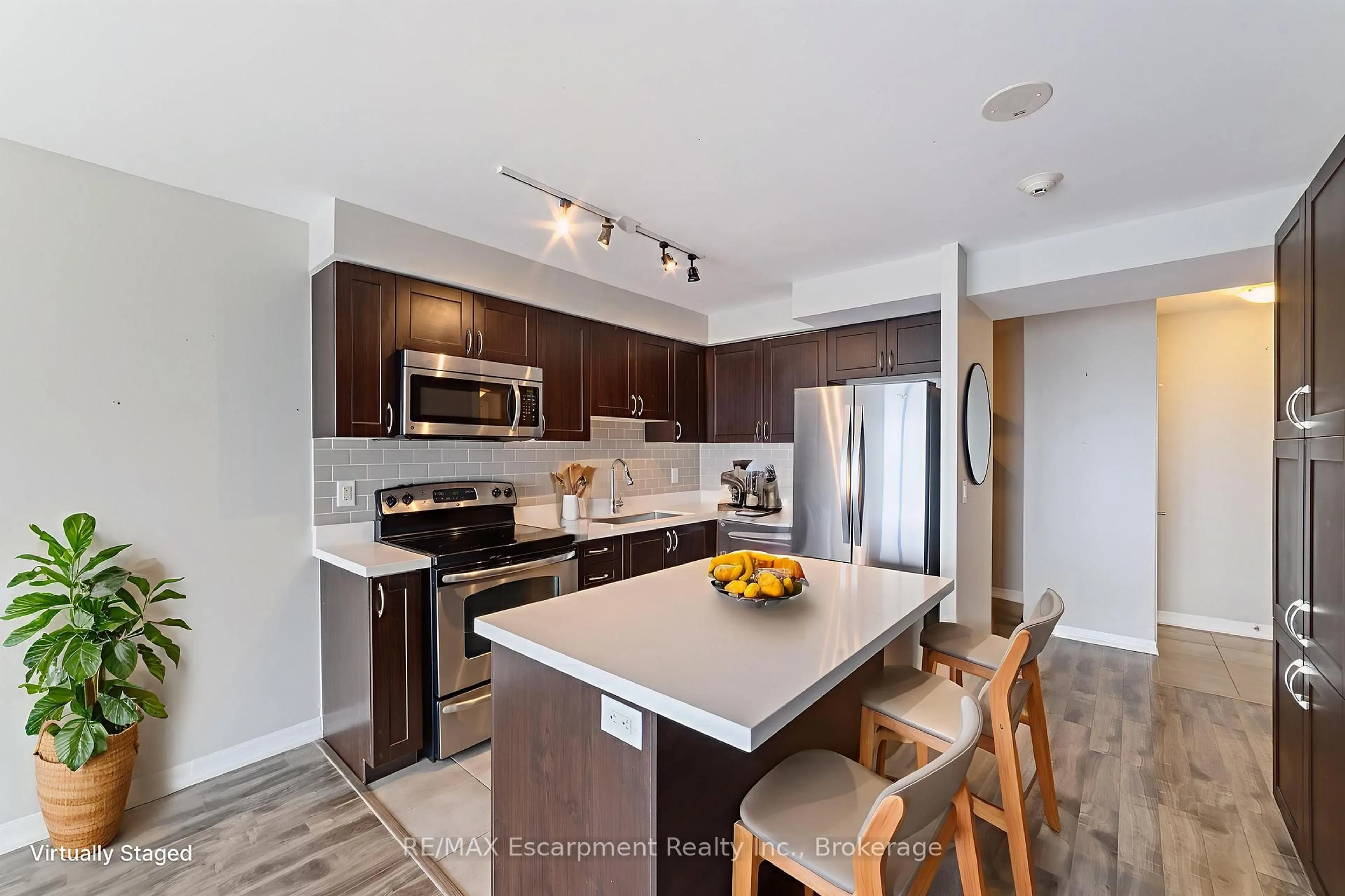 Open concept kitchen, unknown for 1940 Ironstone Dr #1505, Burlington Ontario L7L 0E4