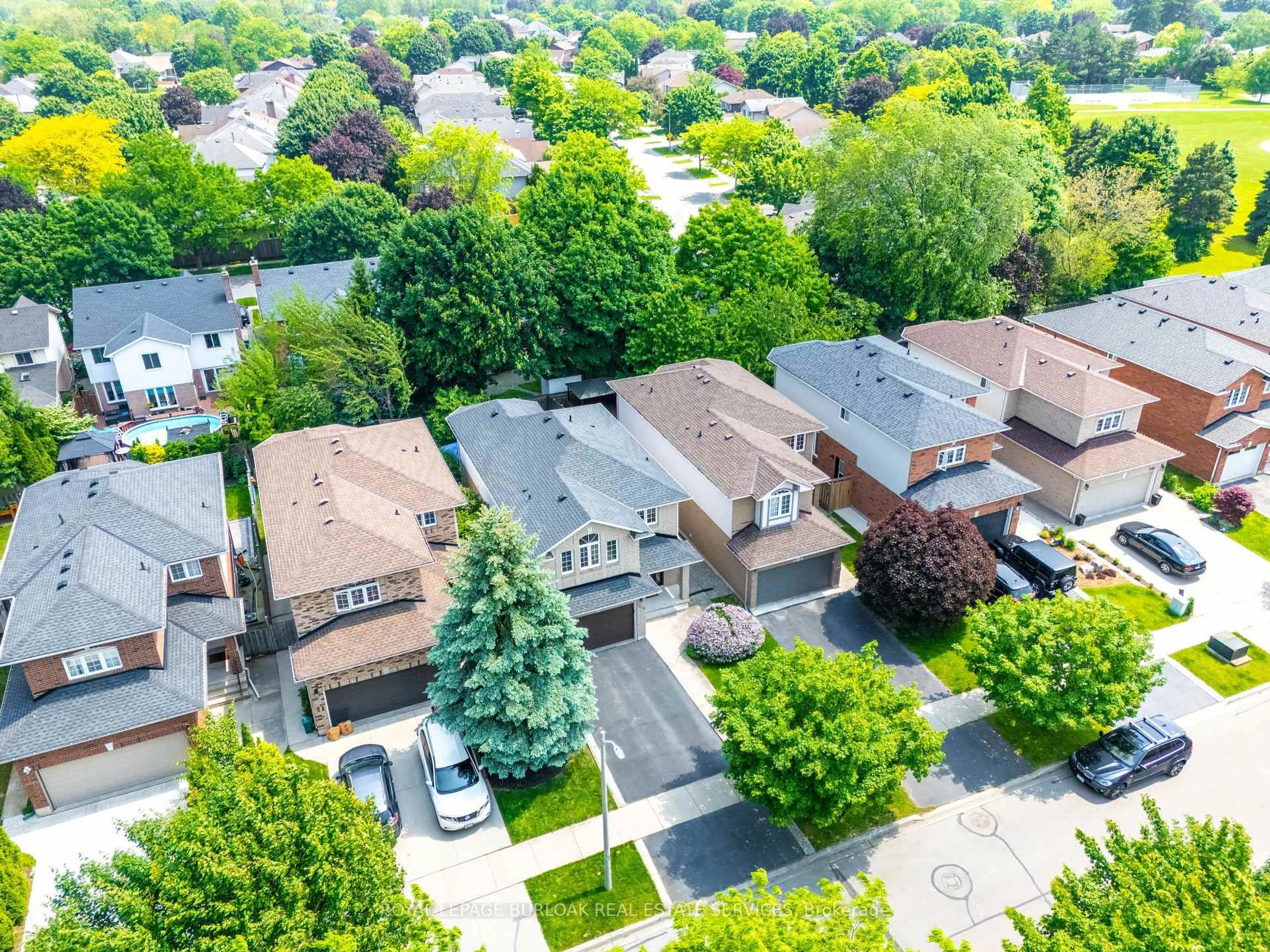 A pic from outside/outdoor area/front of a property/back of a property/a pic from drone, street for 1216 Stephenson Dr, Burlington Ontario L7S 2B6